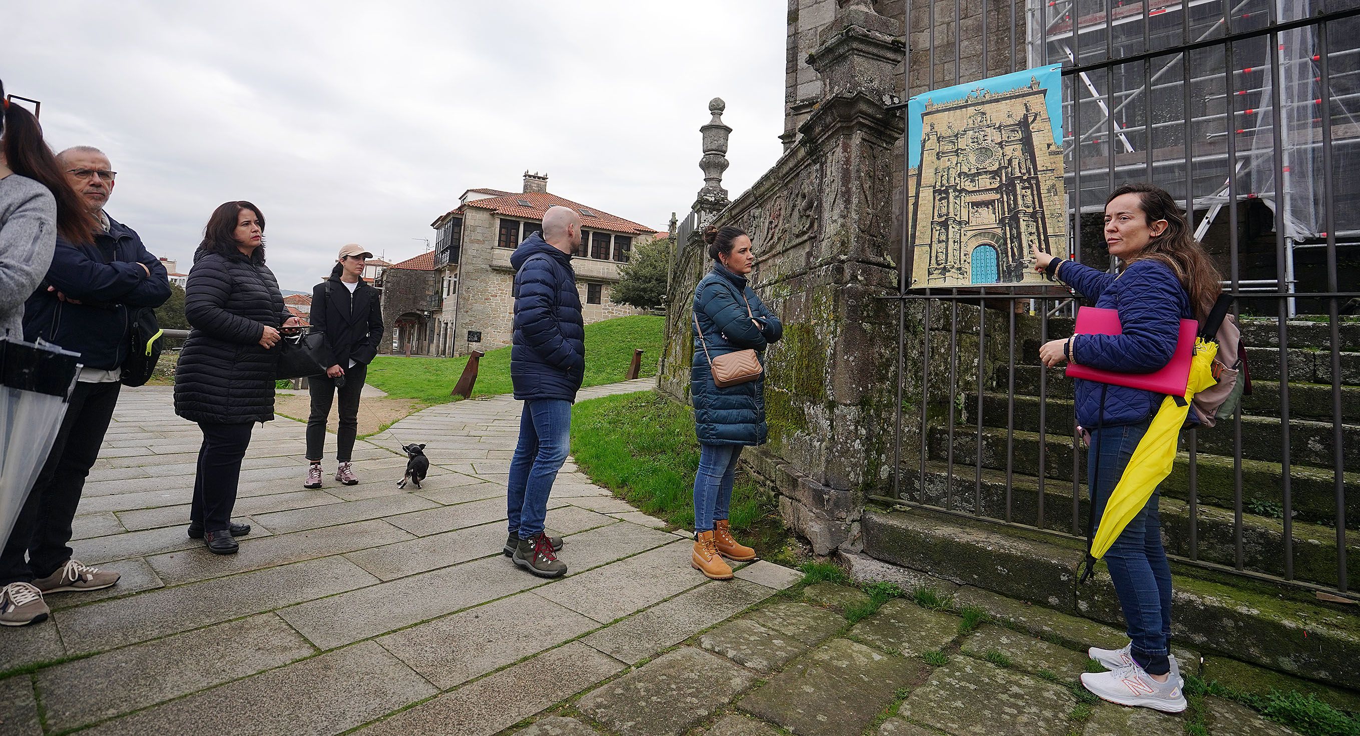 A guía turística sinala onde se sitúa o "santo con lentes" na fachada da Basílica de Santa María a Maior