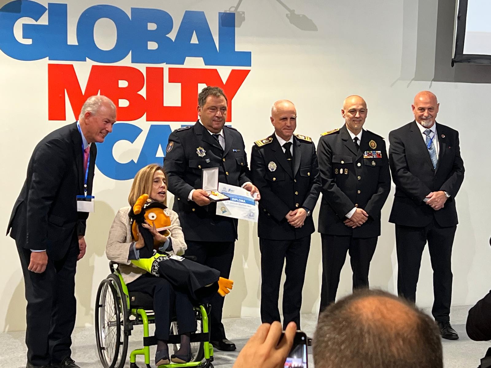 El policía sanxenxino Abelardo Martínez recibe la medalla de oro en educación vial