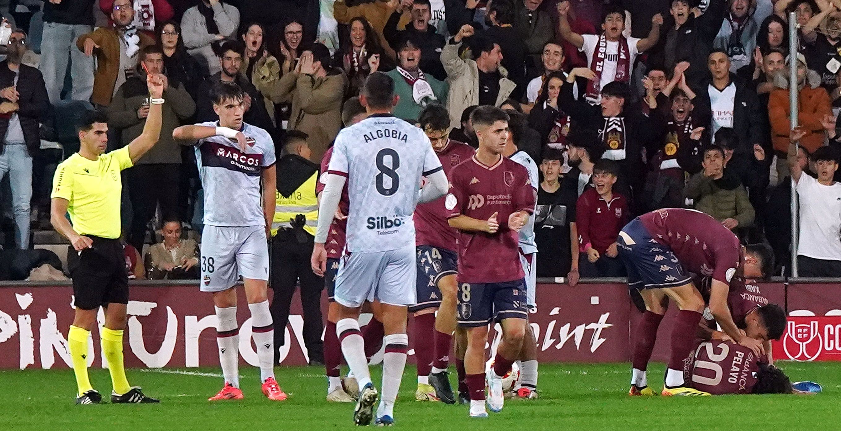 Partido de Copa do Rei entre Pontevedra e Levante en Pasarón