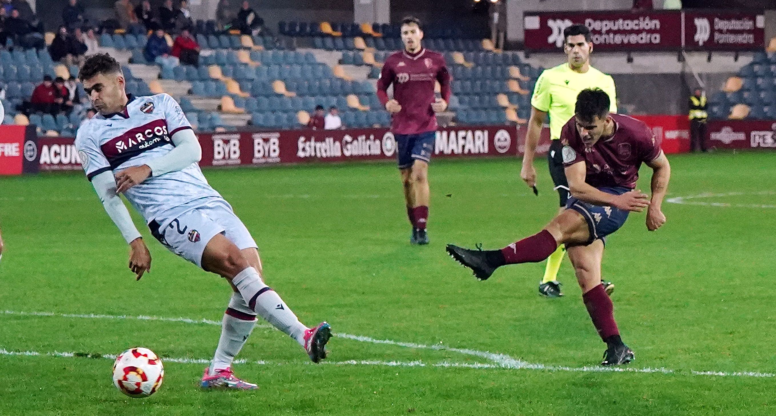 Partido de Copa do Rei entre Pontevedra e Levante en Pasarón