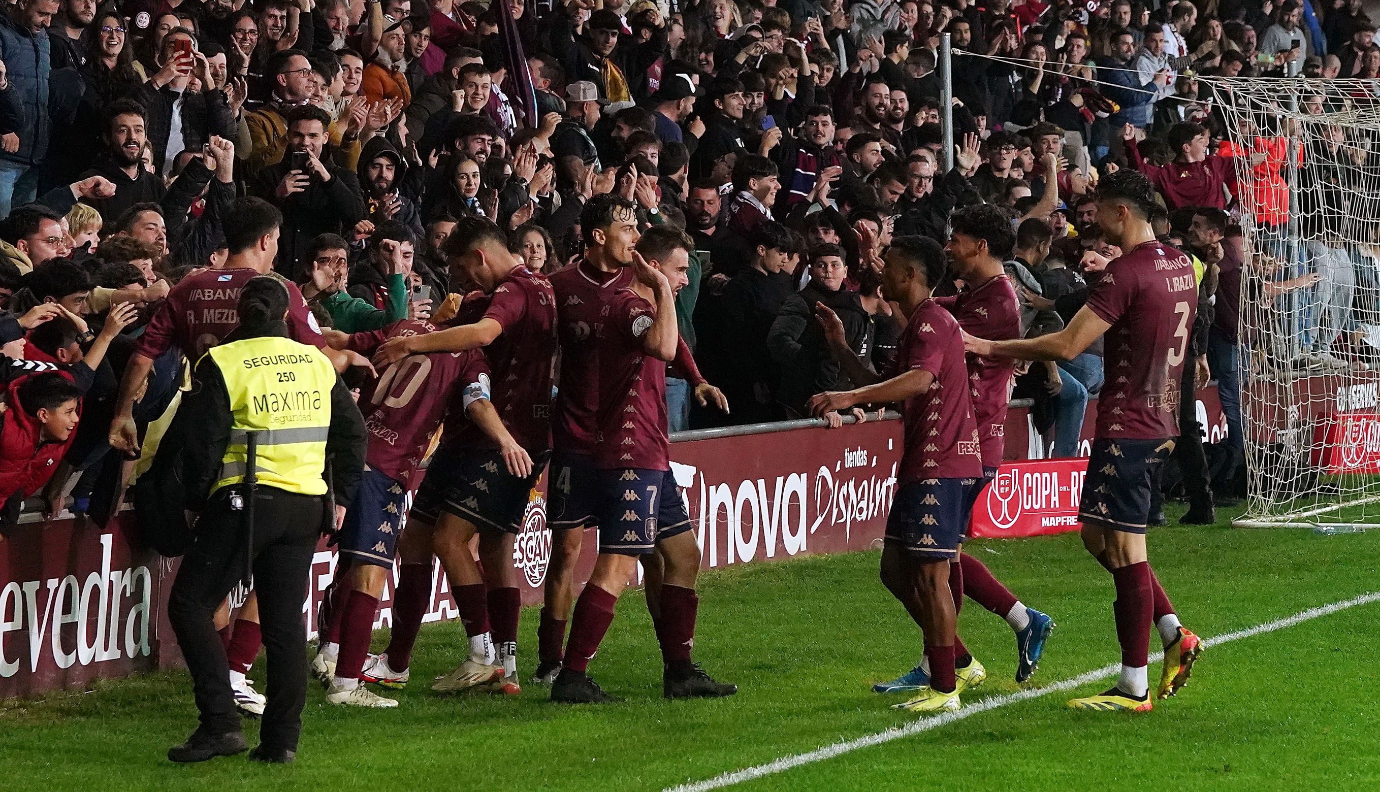 Partido de Copa do Rei entre Pontevedra e Levante en Pasarón