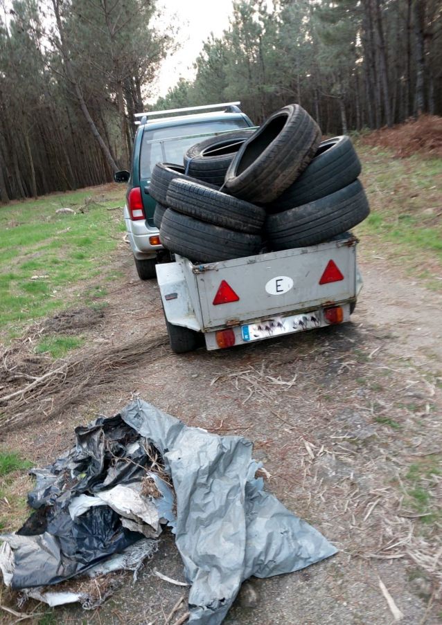 Veciñanza de Cerponzóns recollendo os refugallos