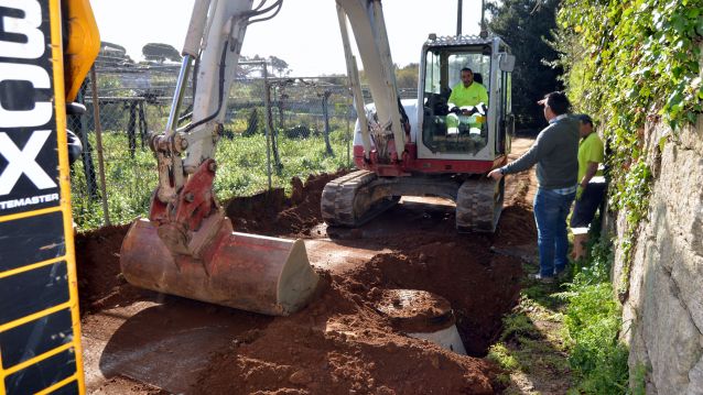 Obras de instalación dunha tubaxe en Adina