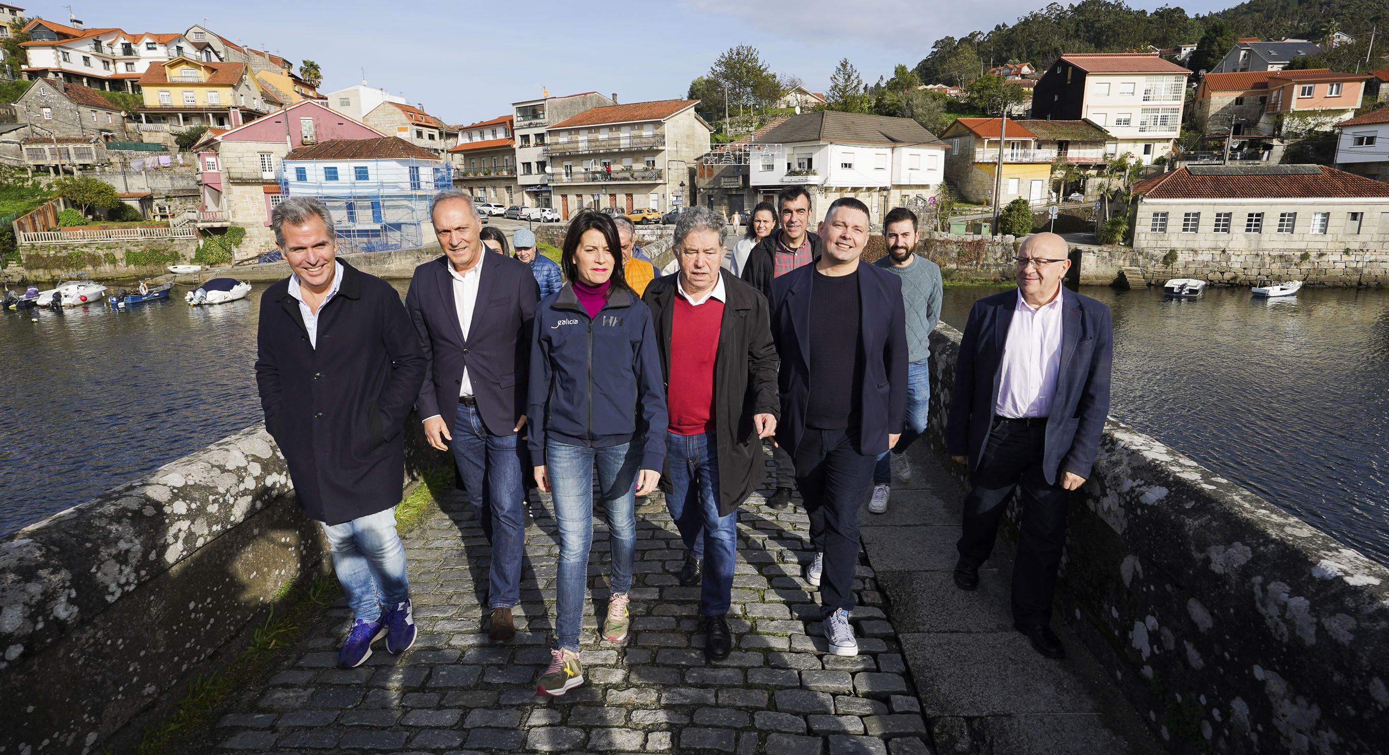 María Martínez Allegue, acompañada dos alcaldes de Pontevedra e Soutomaior, na ponte medieval de Ponte Sampaio