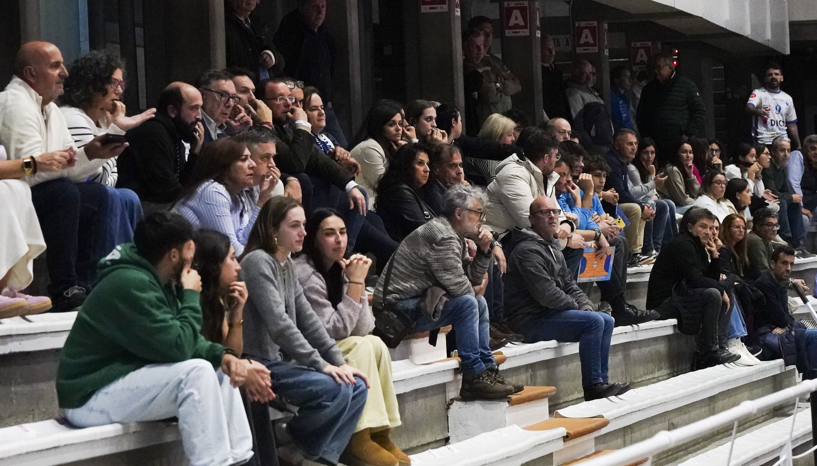 Partido entre Cisne e Agustinos Alicante no Municipal