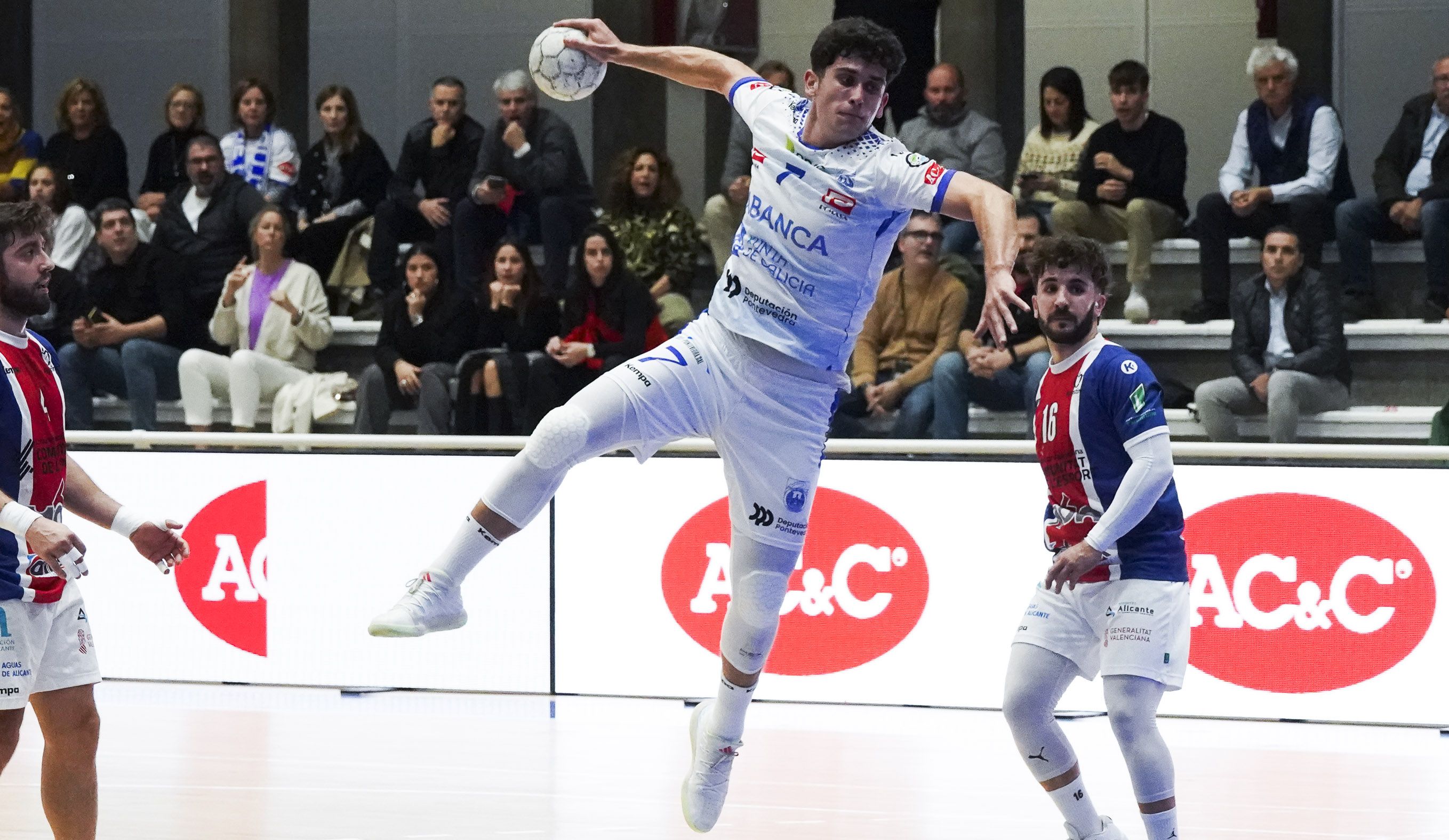 Partido entre Cisne e Agustinos Alicante no Municipal