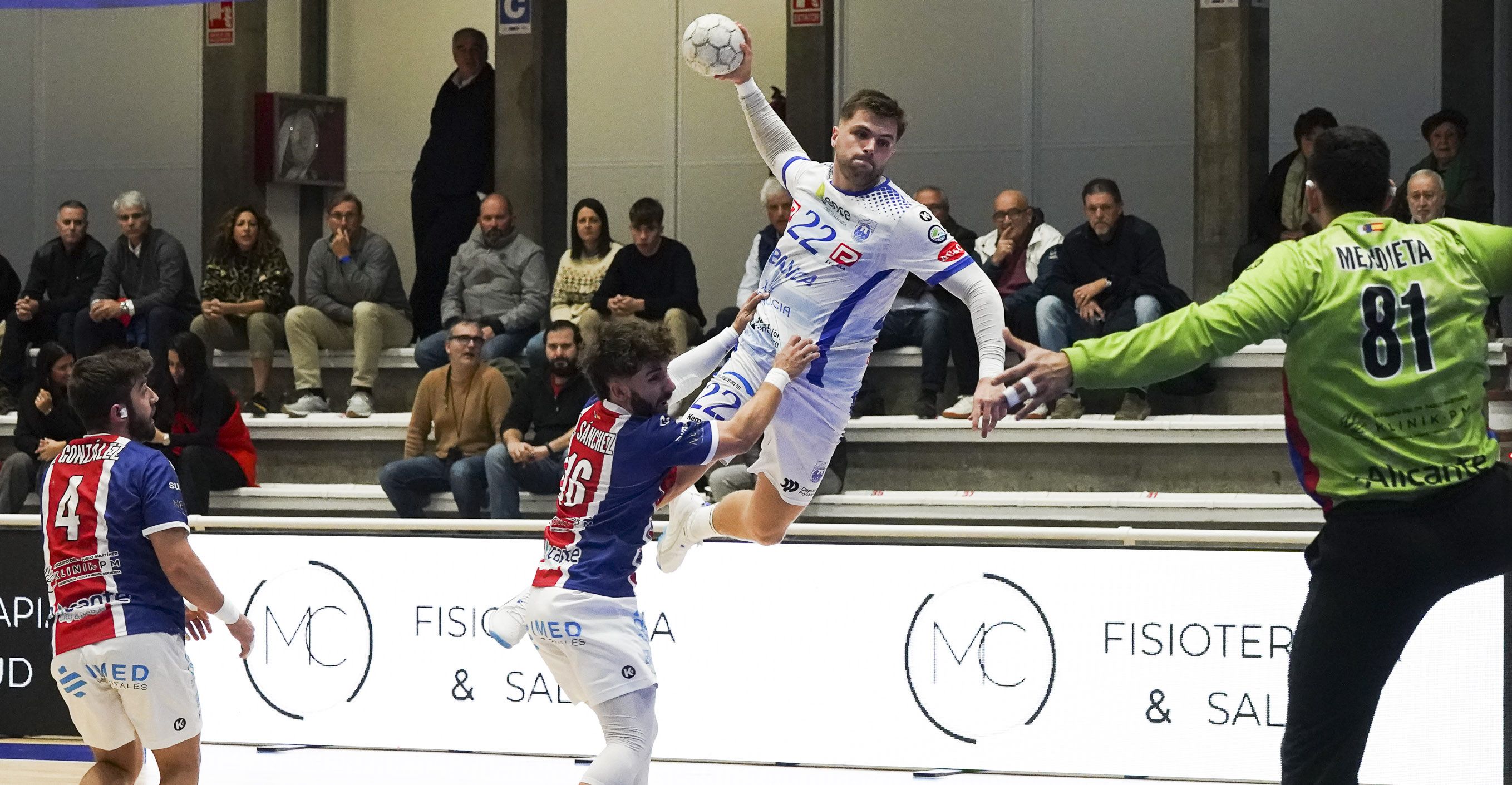 Partido entre Cisne e Agustinos Alicante no Municipal