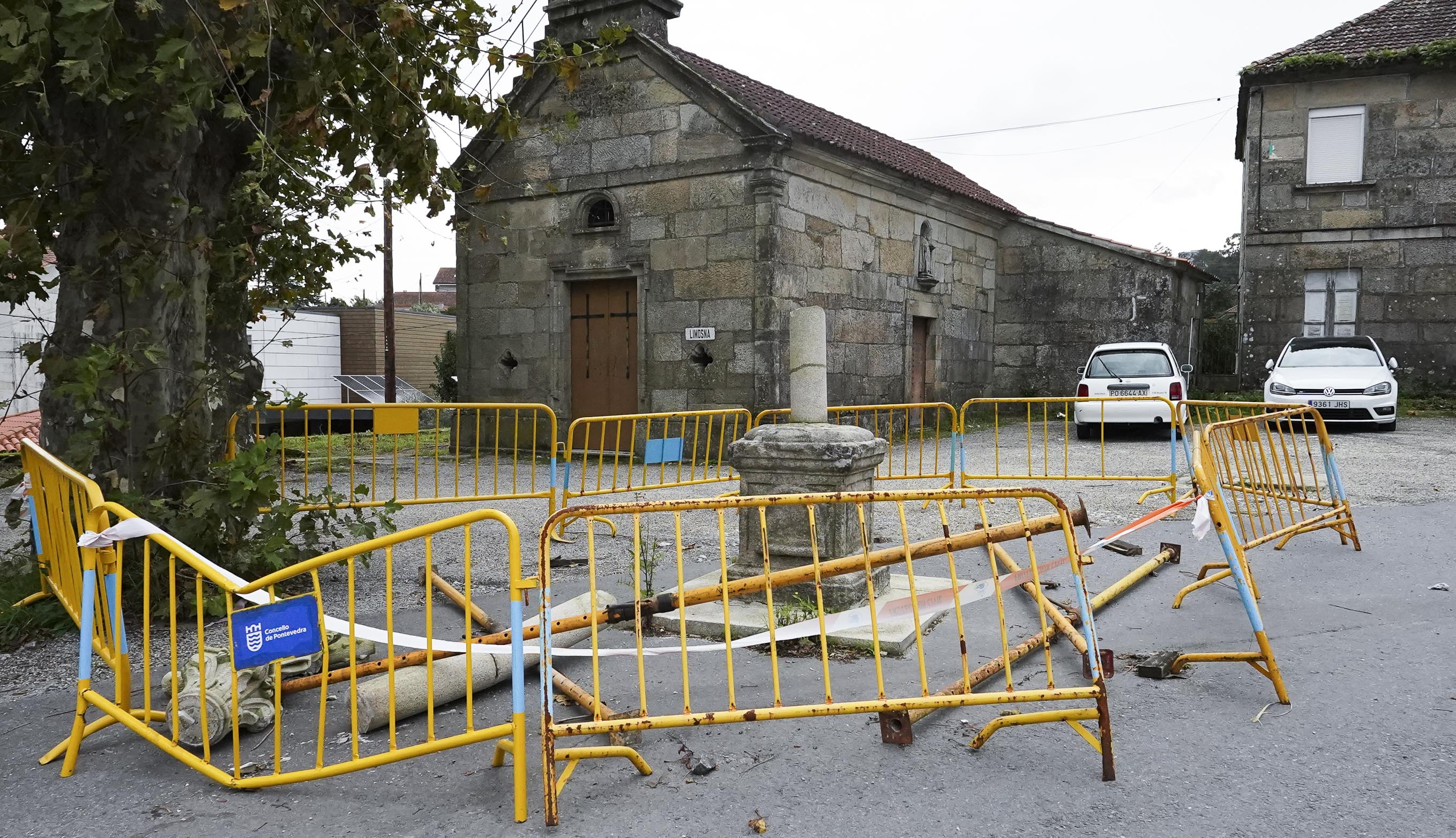 O cruceiro de San Amaro, esnaquizado no chan