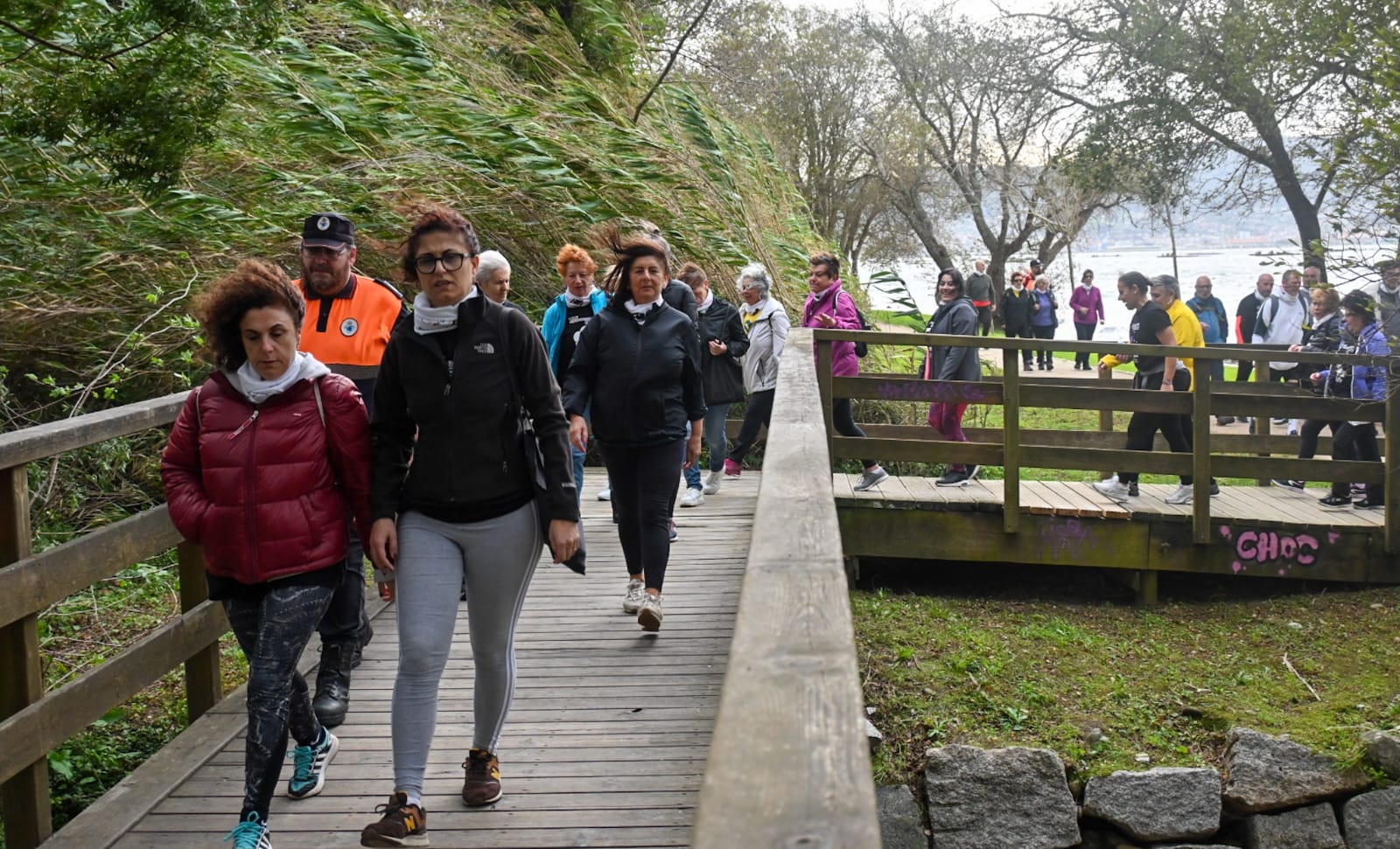 Participantes no 'Camiño Violeta' de Poio