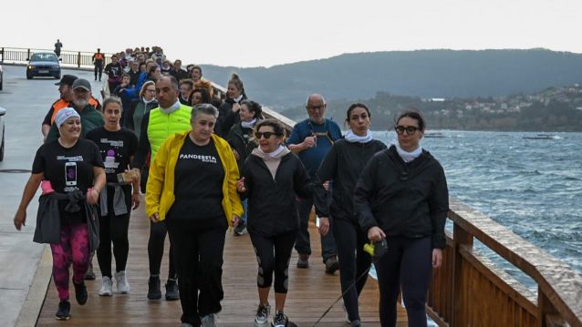 Participantes no 'Camiño Violeta' de Poio