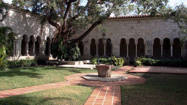 Patio e claustro de Santa María la Real de Sacramenia