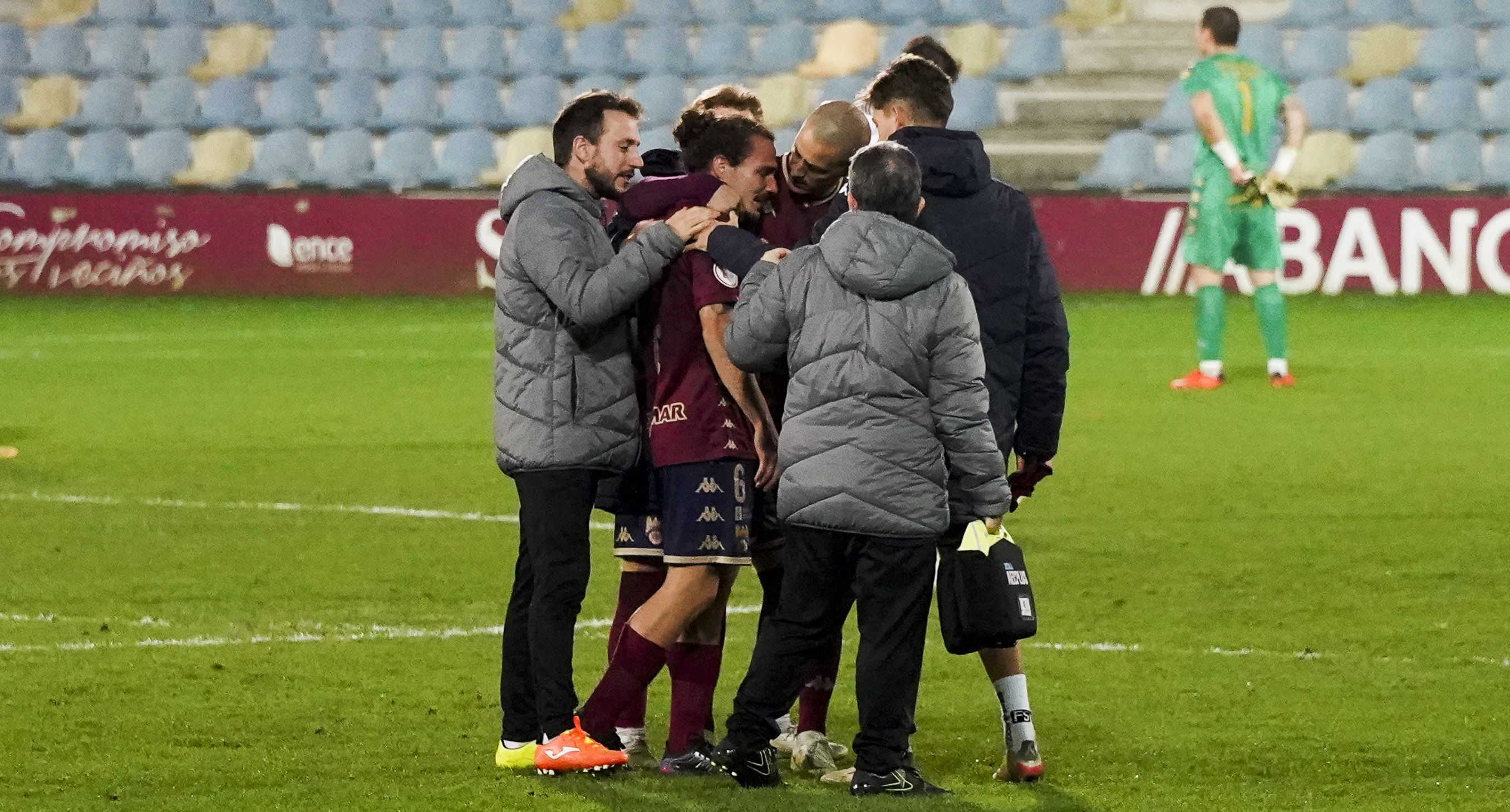 Jesús Cambil, tras lesionarse en el partido entre Pontevedra CF y Salamanca CF UDS en Pasarón