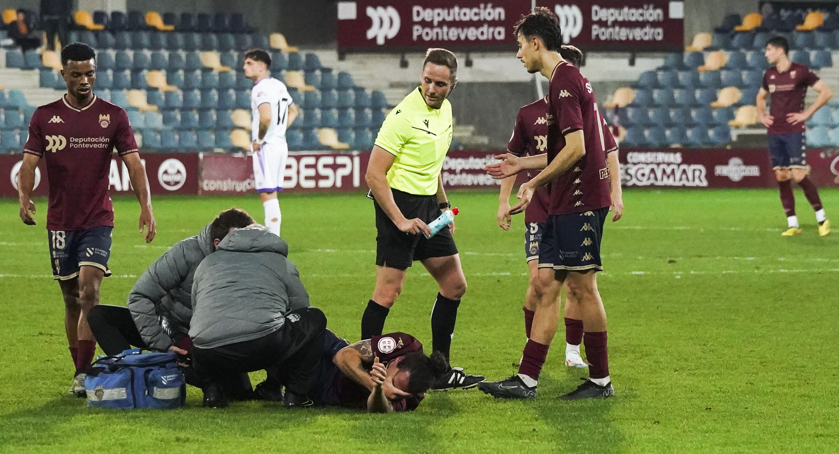 El árbitro del Pontevedra-Salamanca, con una botella en la mano en el momento de la lesión de Cambil