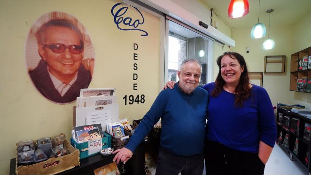 Tres generaciones de libreros: el fundador Dámaso Carrasco, su hijo Joaquín y la nieta Laura