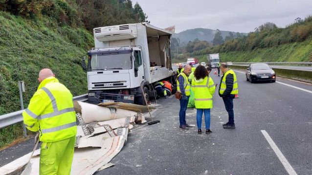 Un dos camións accidentados na AP-9