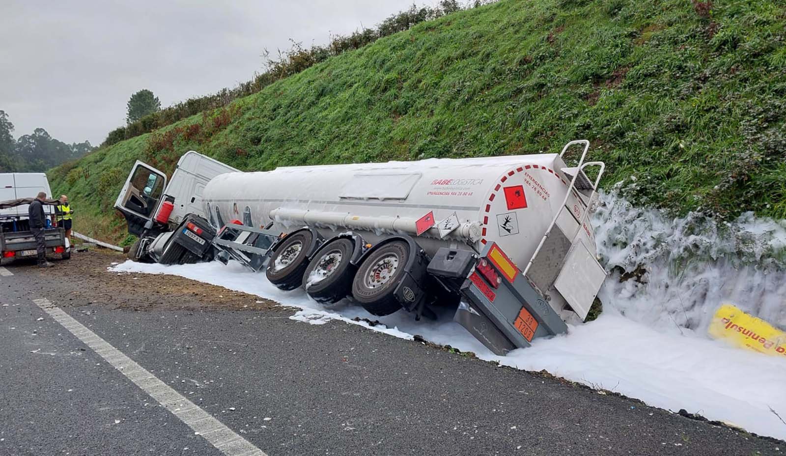 Uno de los camiones accidentados en la AP-9