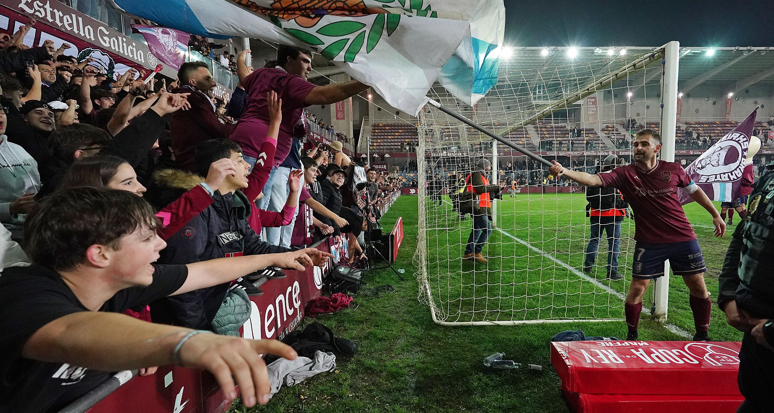 Álex González festexa o triunfo contra o Villarreal na Copa