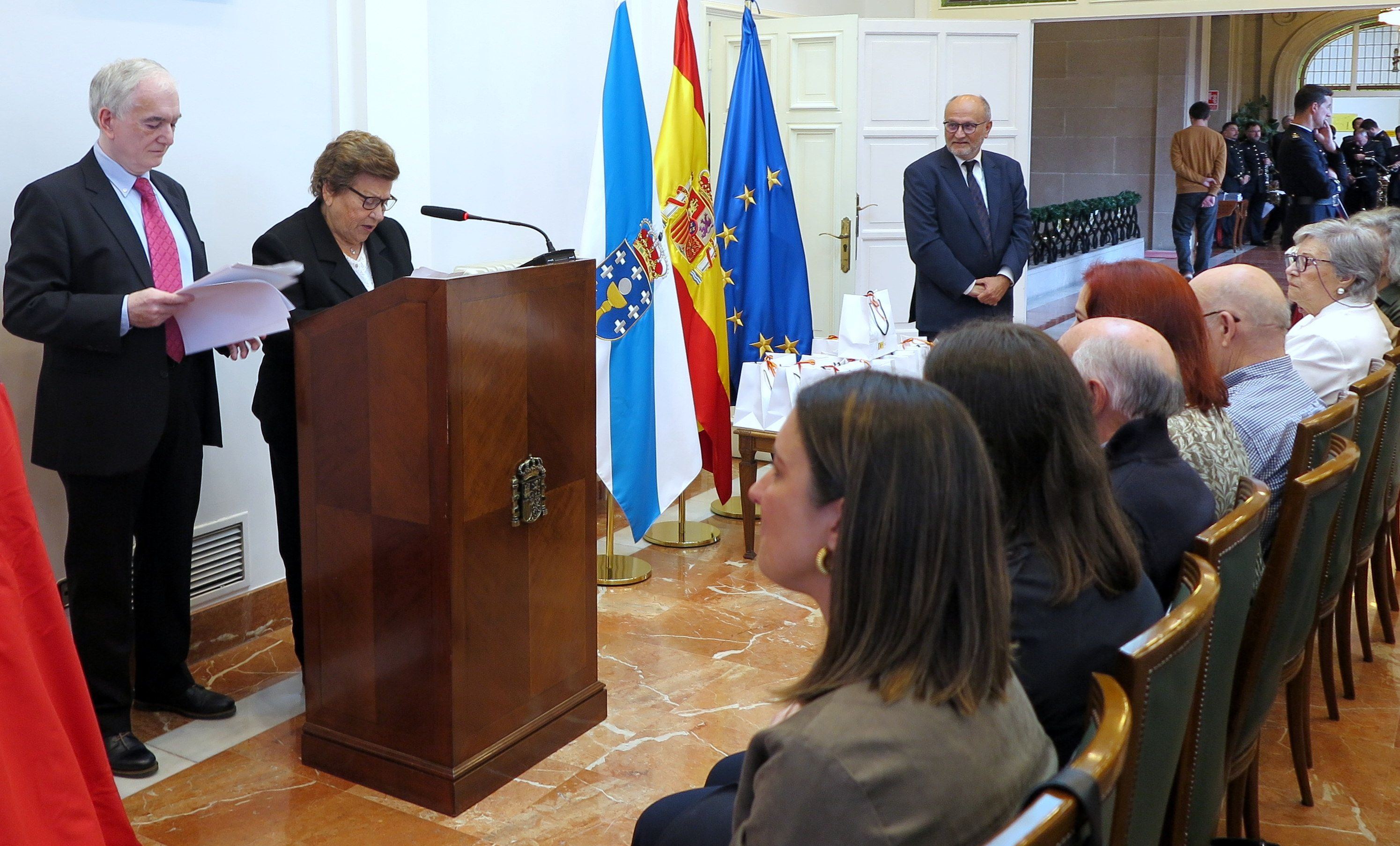 Integrantes de AFAPO leron artigos da Constitución