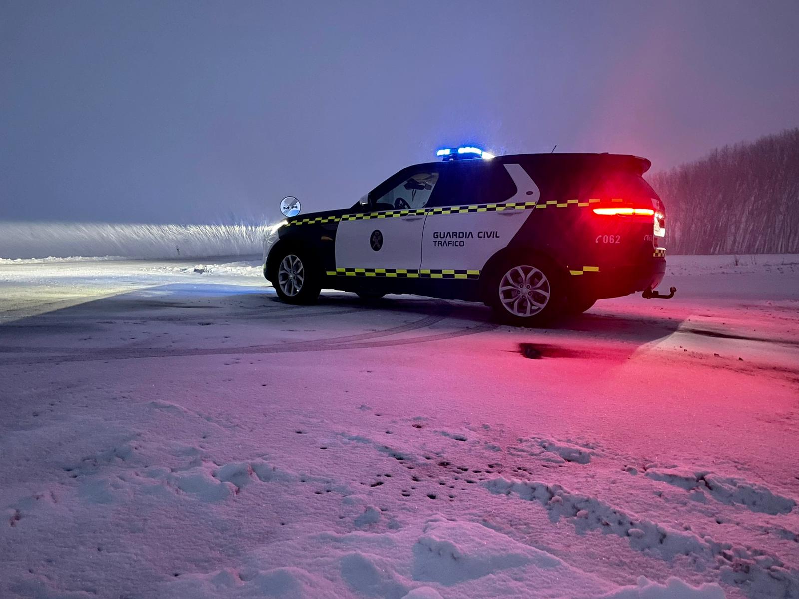 Vehículo da Garda Civil nunha zona nevada