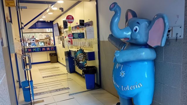 Elefante de la suerte en la Administracion de Loterías número 1 de Pontevedra