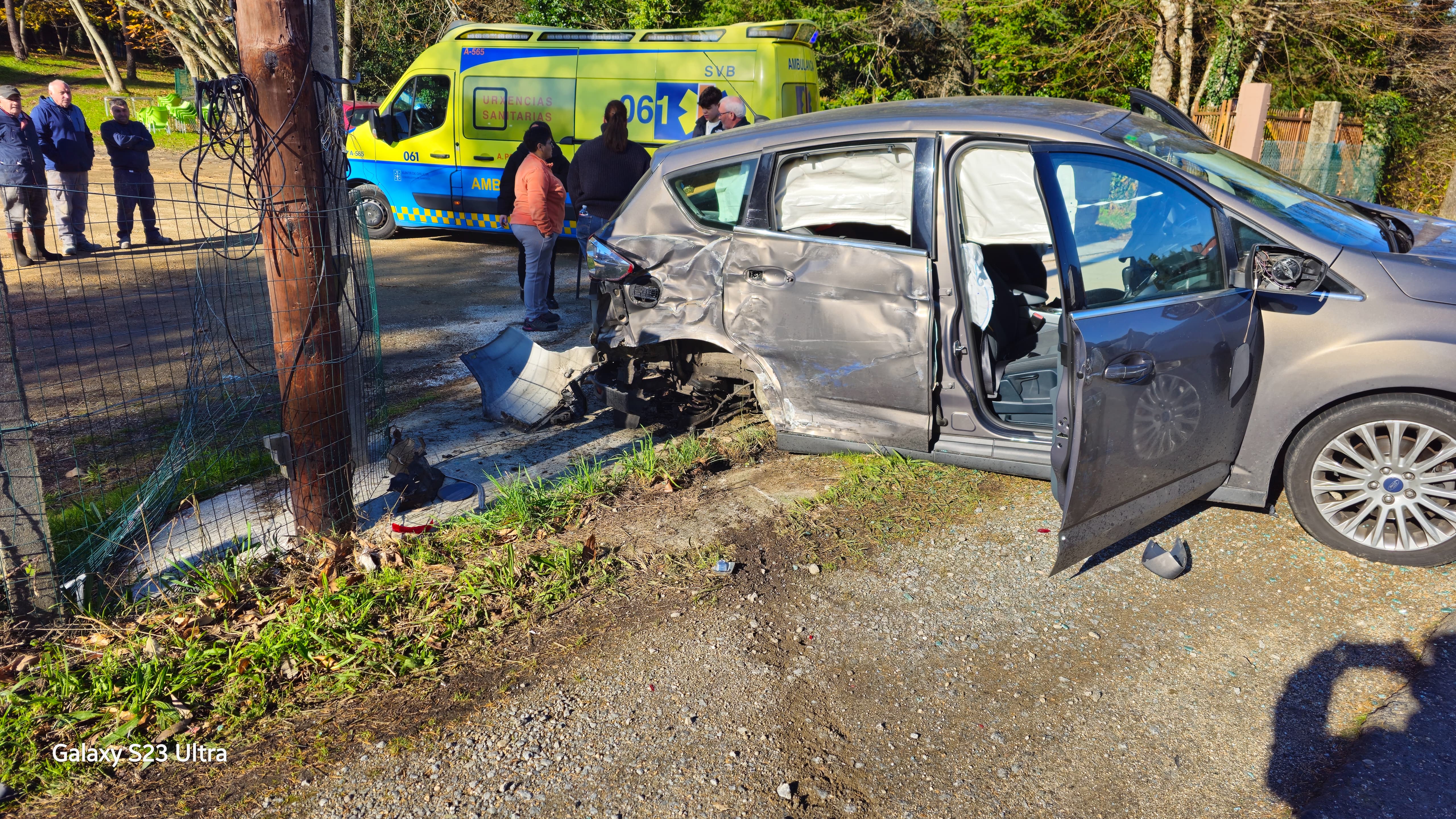 Turismo implicado no accidente en Cuntis