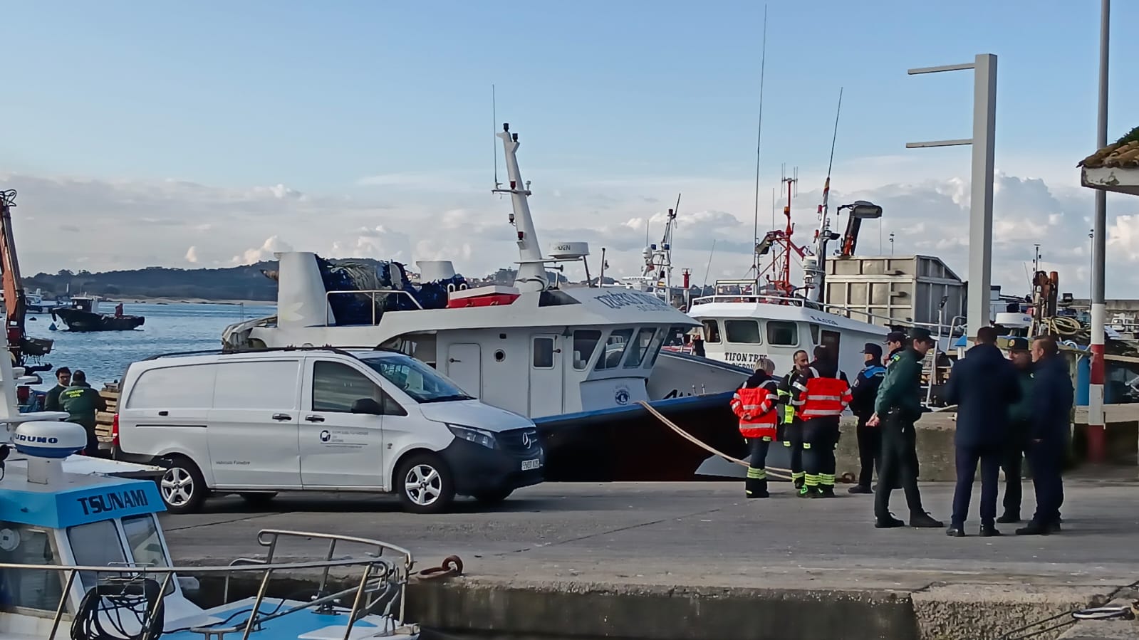 Despregamento de medios en Porto Meloxo polo naufraxio do bateeiro