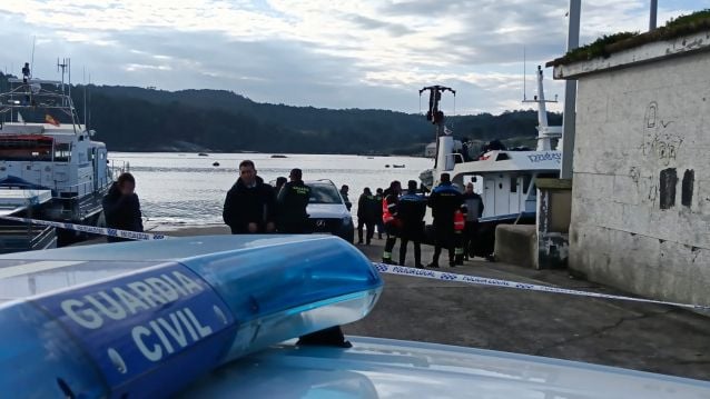 Despregamento de medios en Porto Meloxo polo naufraxio do bateeiro