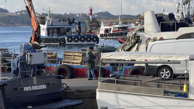 Despregamento de medios en Porto Meloxo polo naufraxio do bateeiro