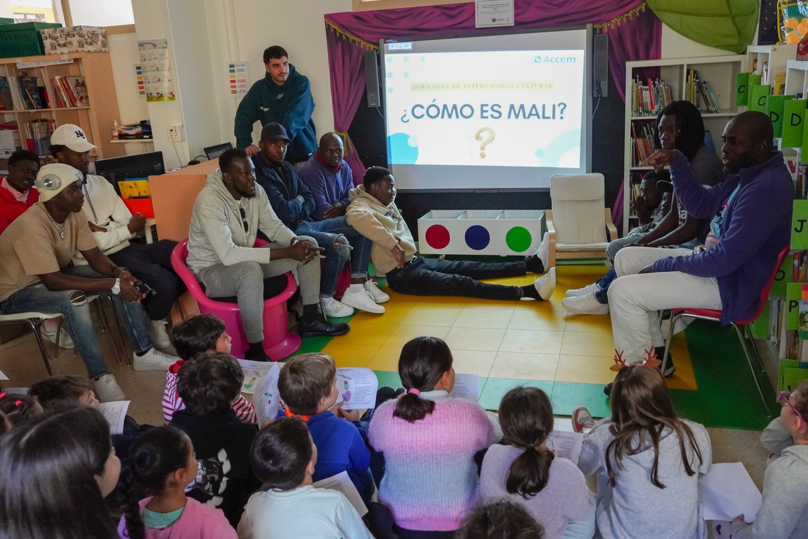 Actividade de migrantes chegados de Mali con escolares de Sanxenxo