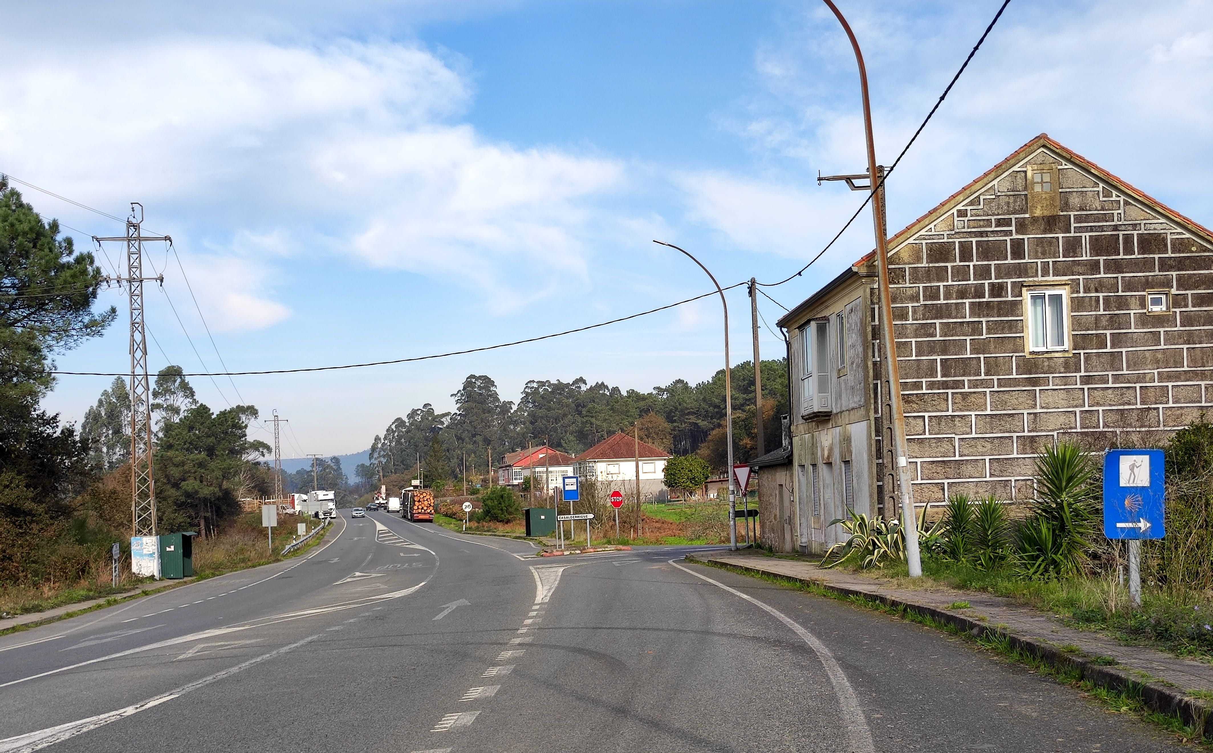 Cruce que comunica o lugar do Gorgullón con Casalderrique