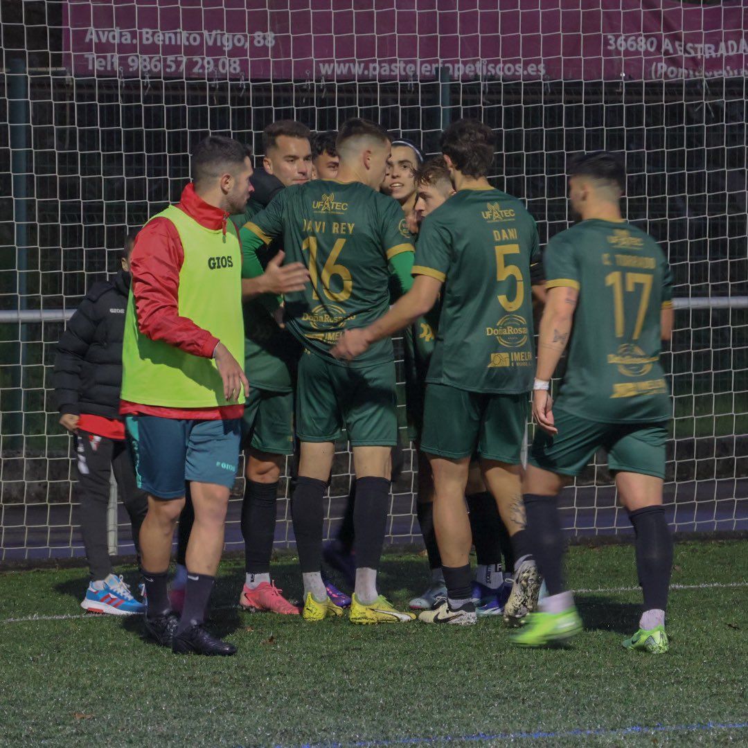 O Arosa celebra un gol fronte ao Estradense