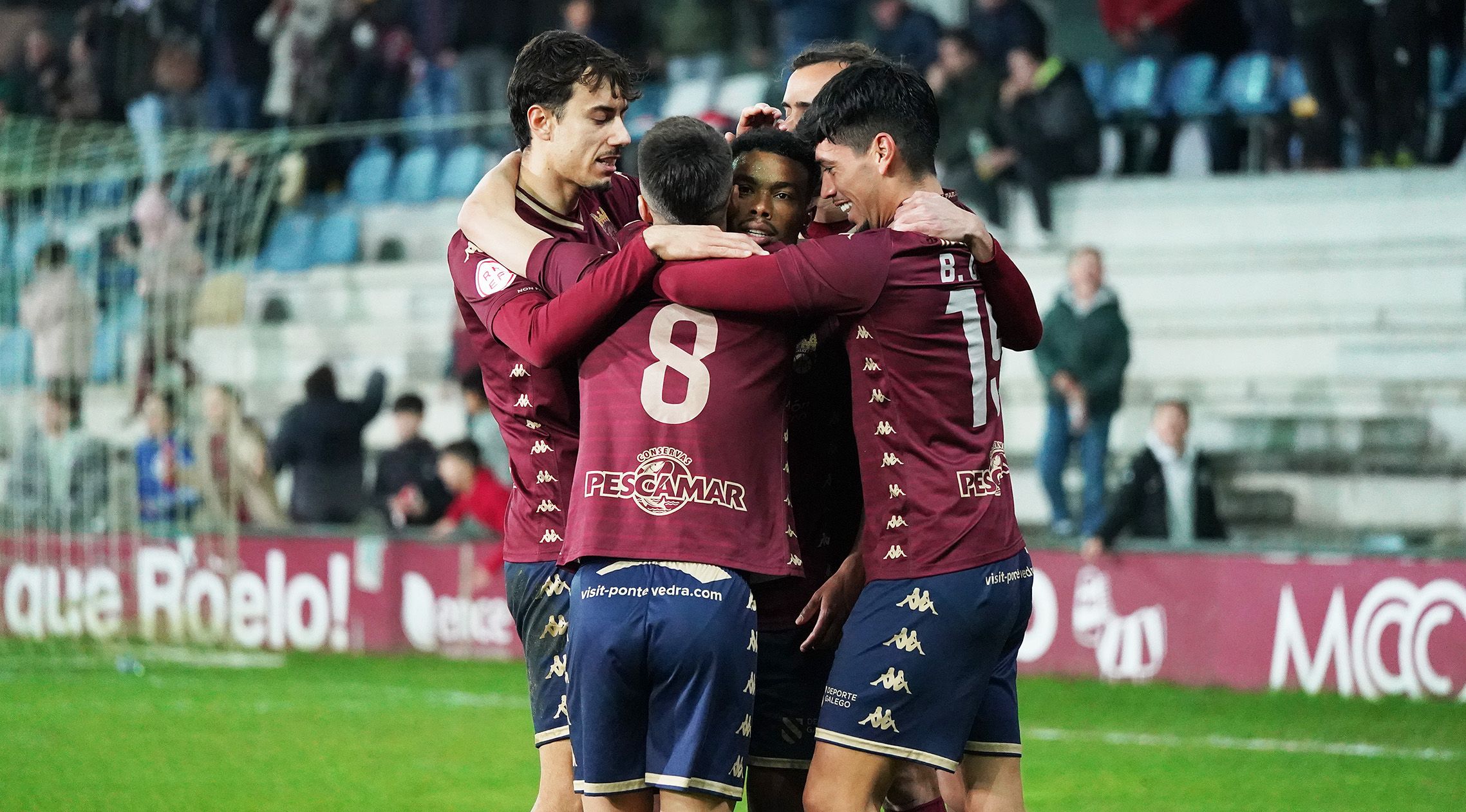 Xogadores do Pontevedra celebran un dos goles