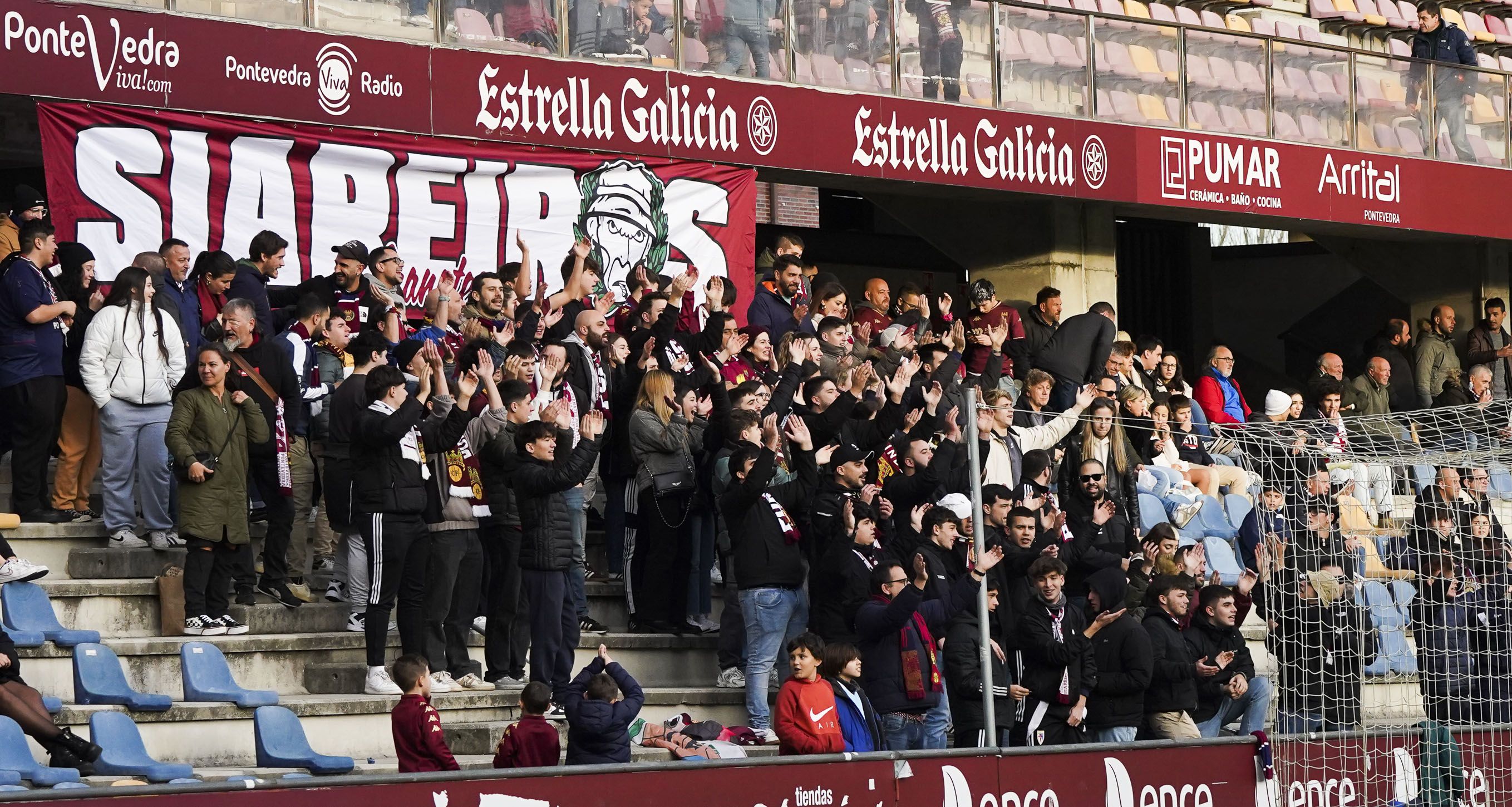 Partido entre Pontevedra CF e Gimnástica de Torrelavega en Pasarón