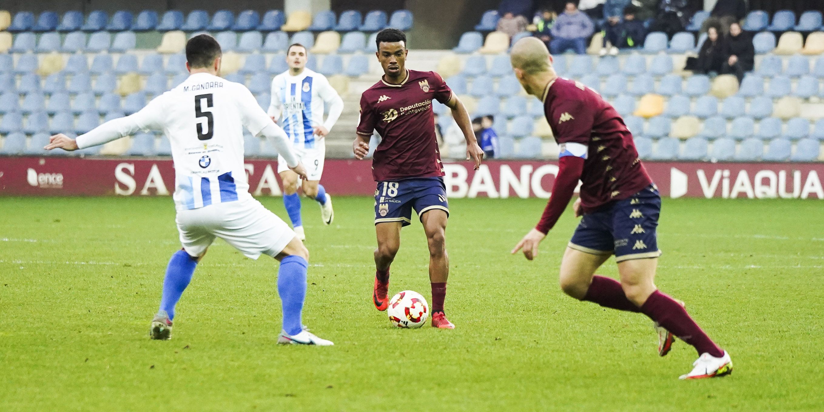 Partido entre Pontevedra CF e Gimnástica de Torrelavega en Pasarón