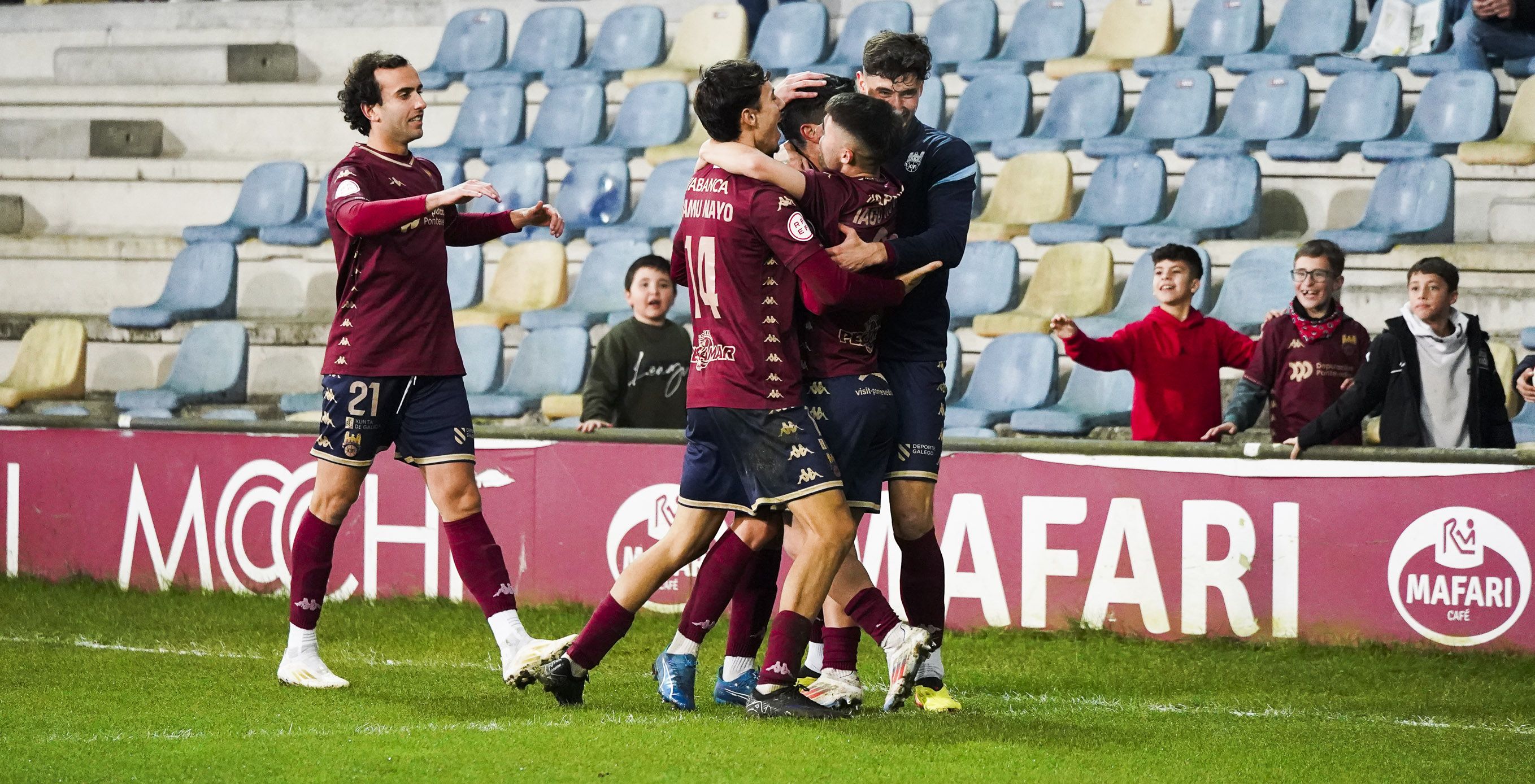 Partido entre Pontevedra CF e Gimnástica de Torrelavega en Pasarón