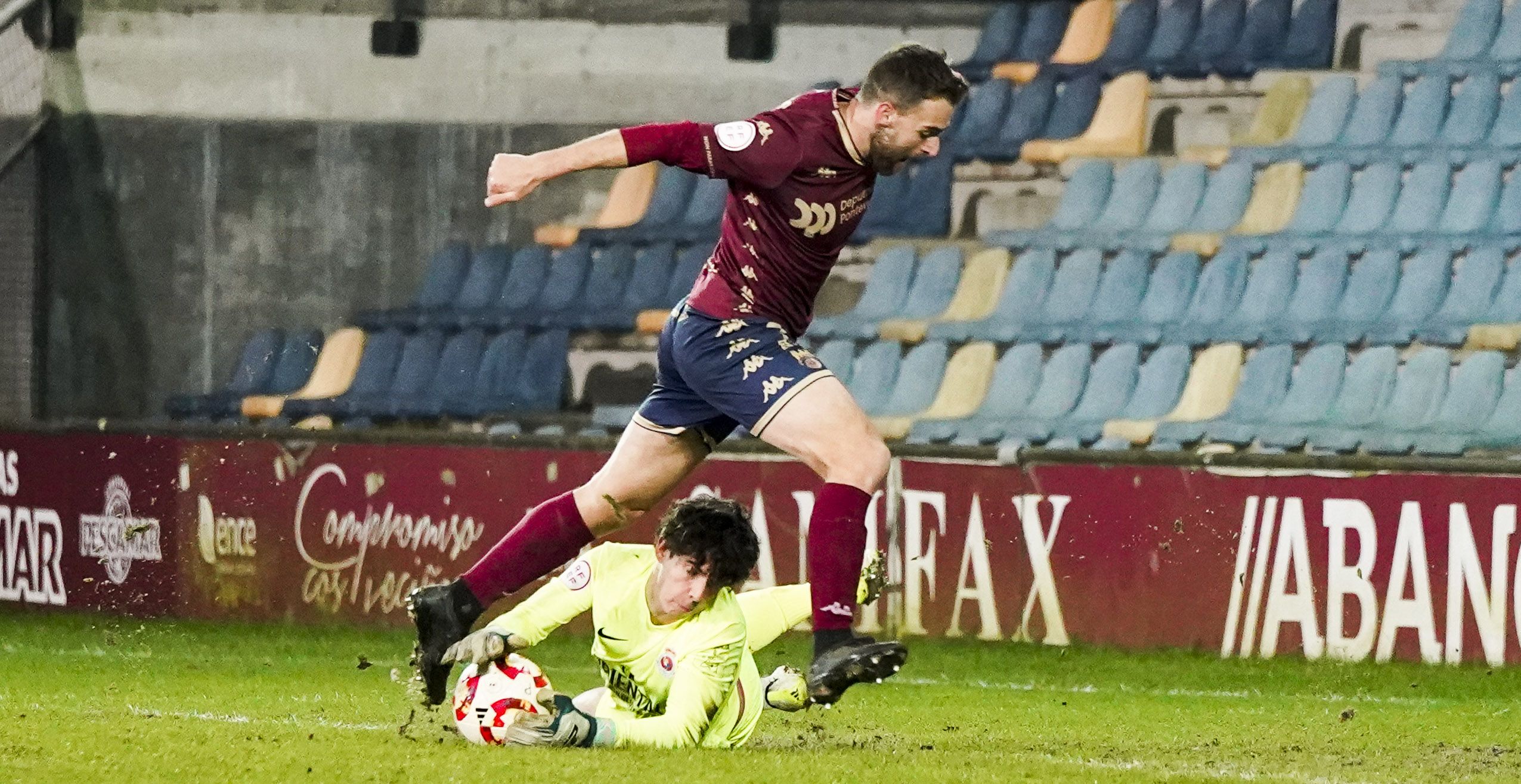 Partido entre Pontevedra CF e Gimnástica de Torrelavega en Pasarón