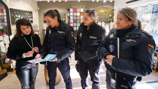 Policías da Unidade de Participación Cidadá reparten información da campaña 'Comercio Seguro'