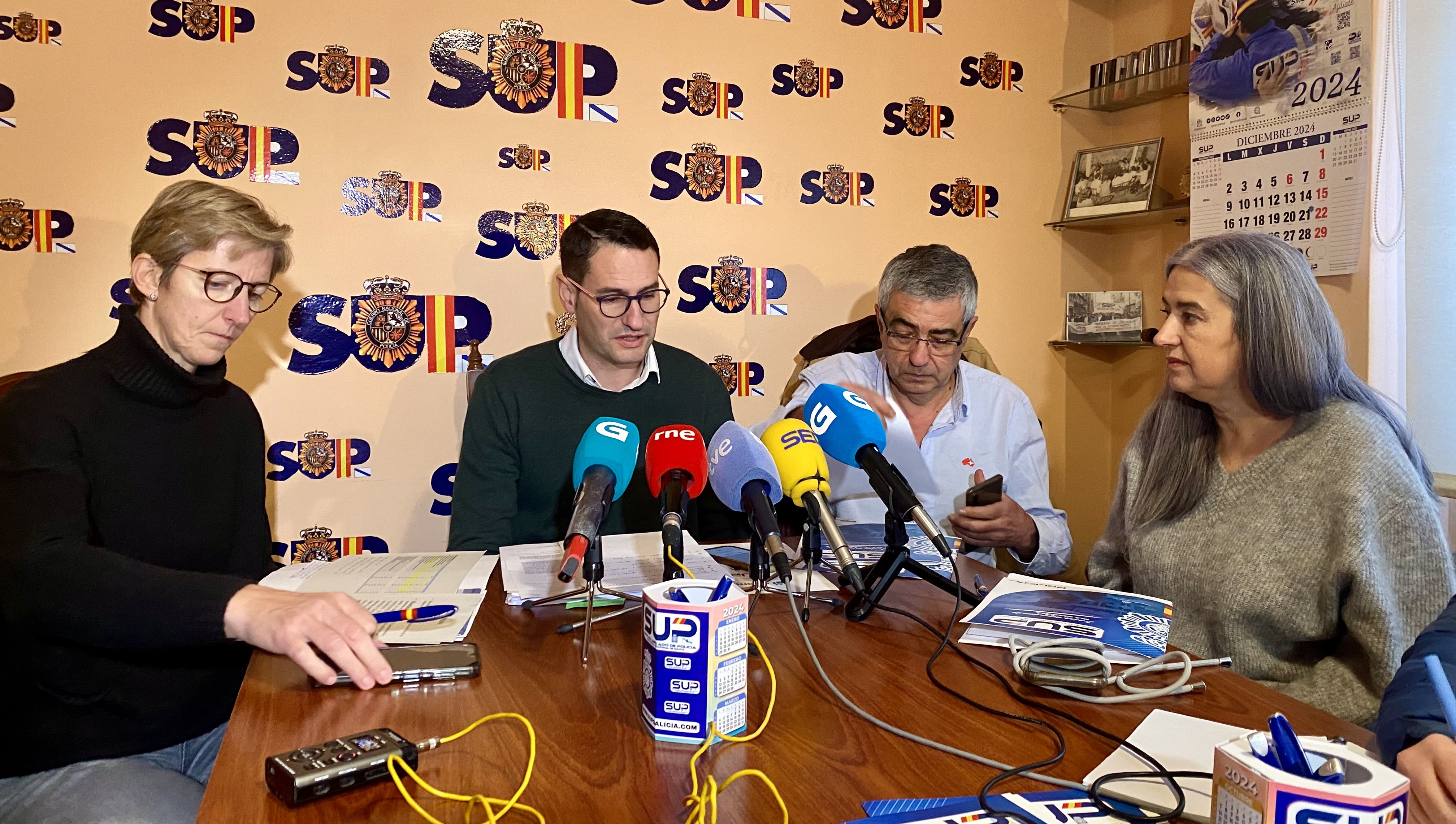 María Martínez, Roberto González, Alonso Darriba e Sandra Fernández, en la sede del SUP en Pontevedra