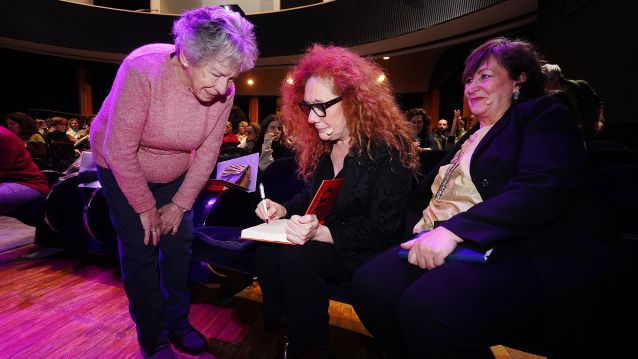 Cristina Fallarás asinou libros no Teatro Principal