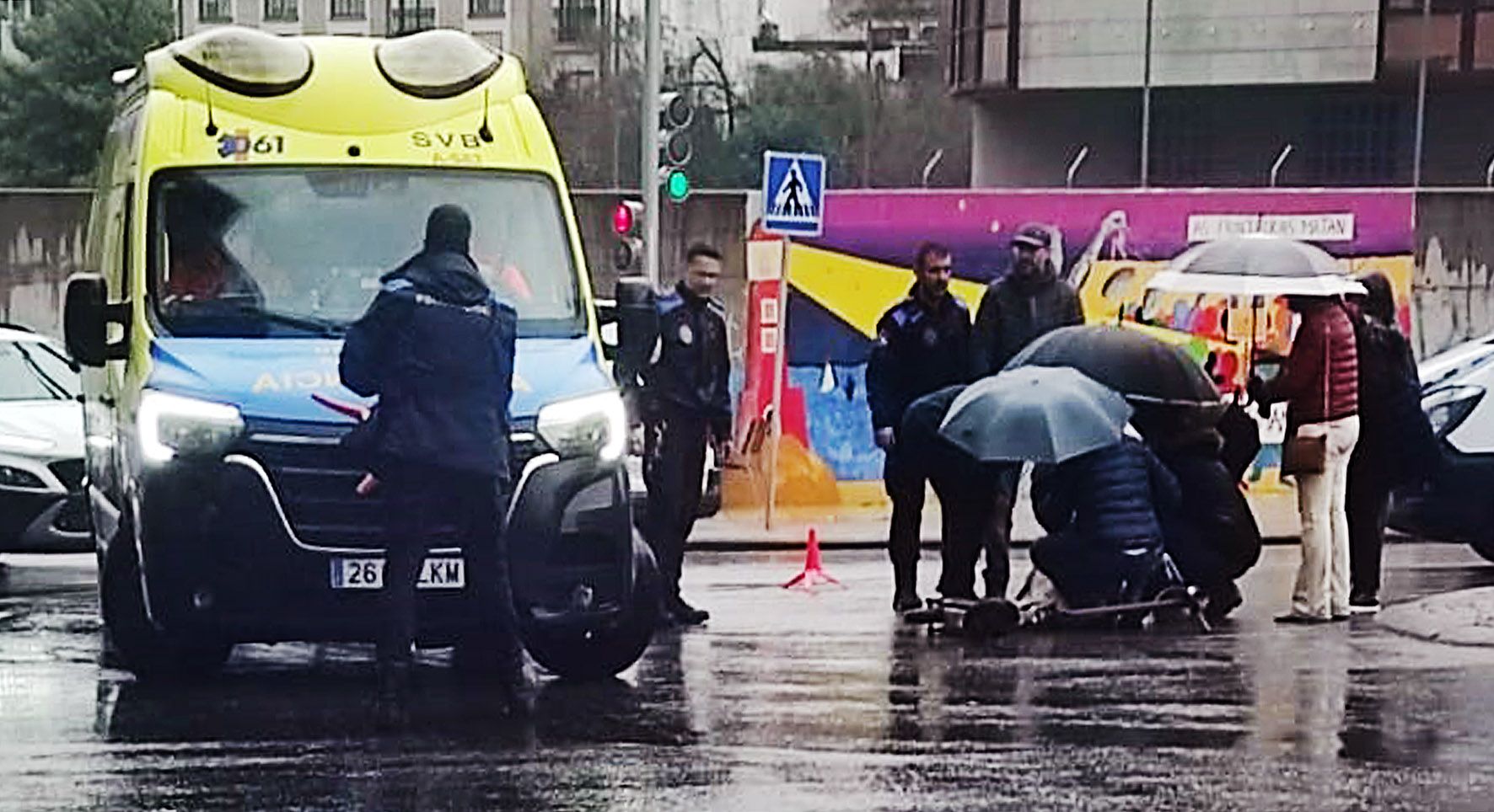 Accidente entre un patinete eléctrico e un turismo