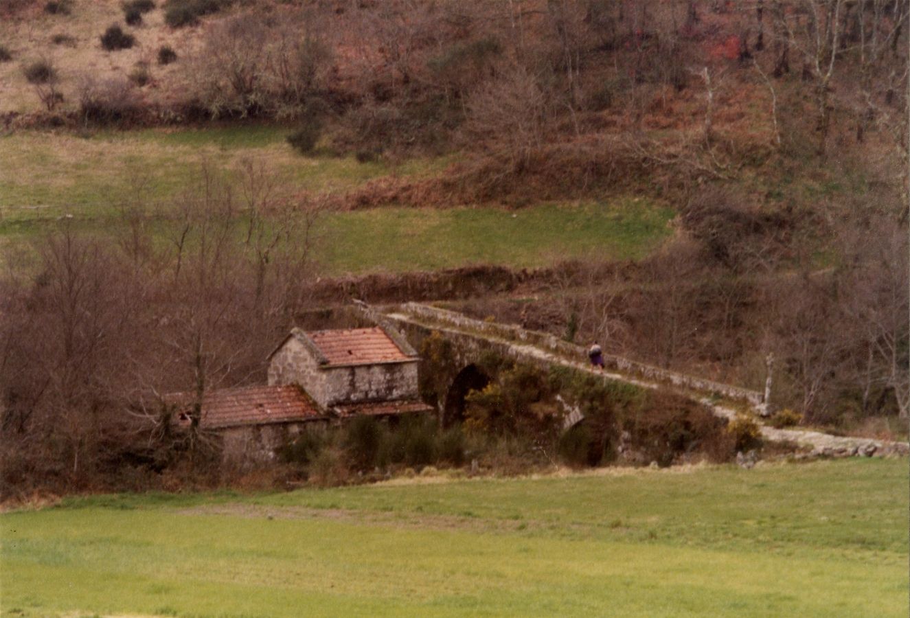 Desaparecido conxunto patrimonial da Pontapedre.  ponte baixomedieval, cruz e muíño de Sieiro (Arquivo ATOPO, 1986).