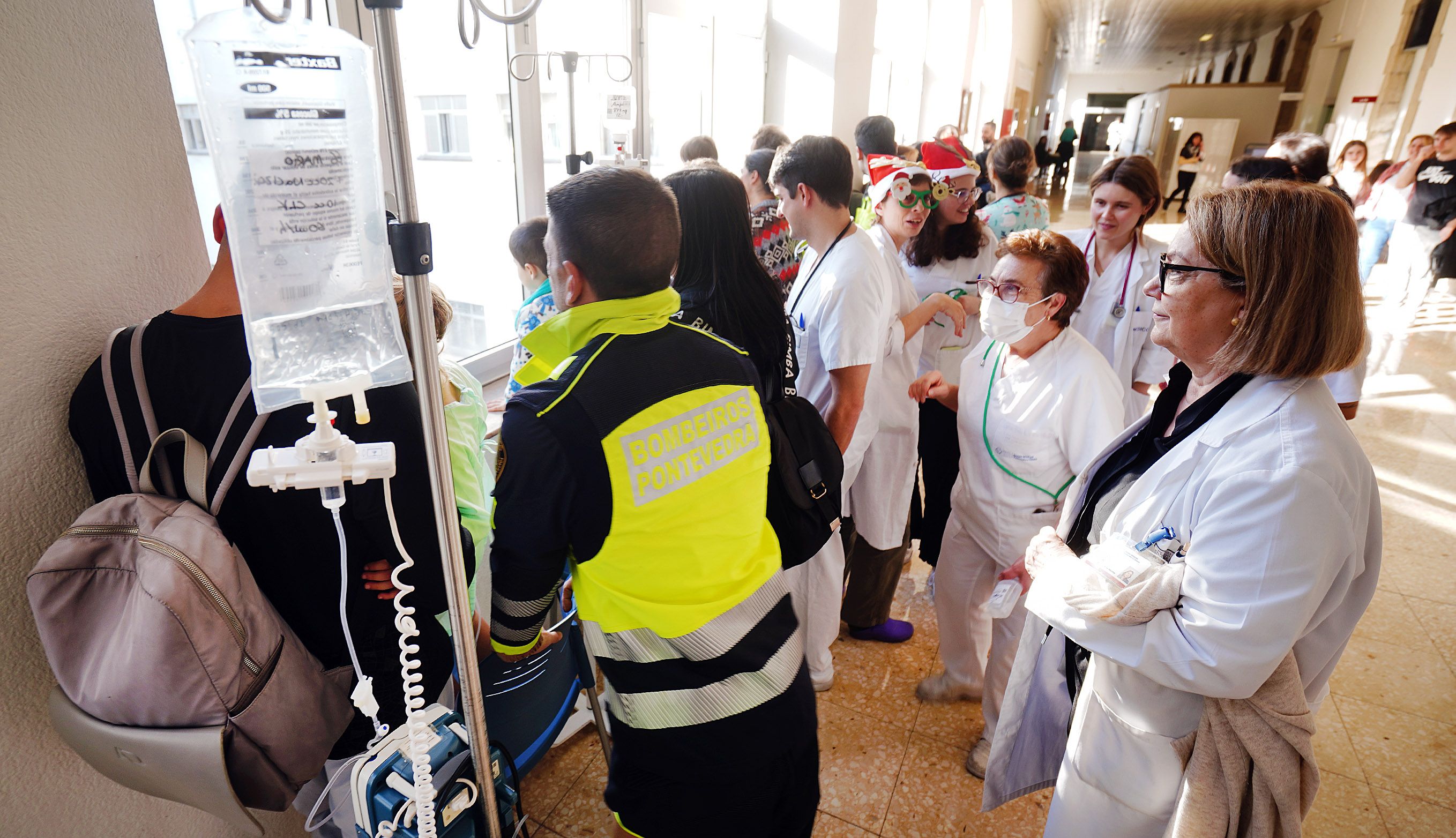 Os Bombeiros de Pontevedra visitan os nenos ingresados no Hospital Provincial