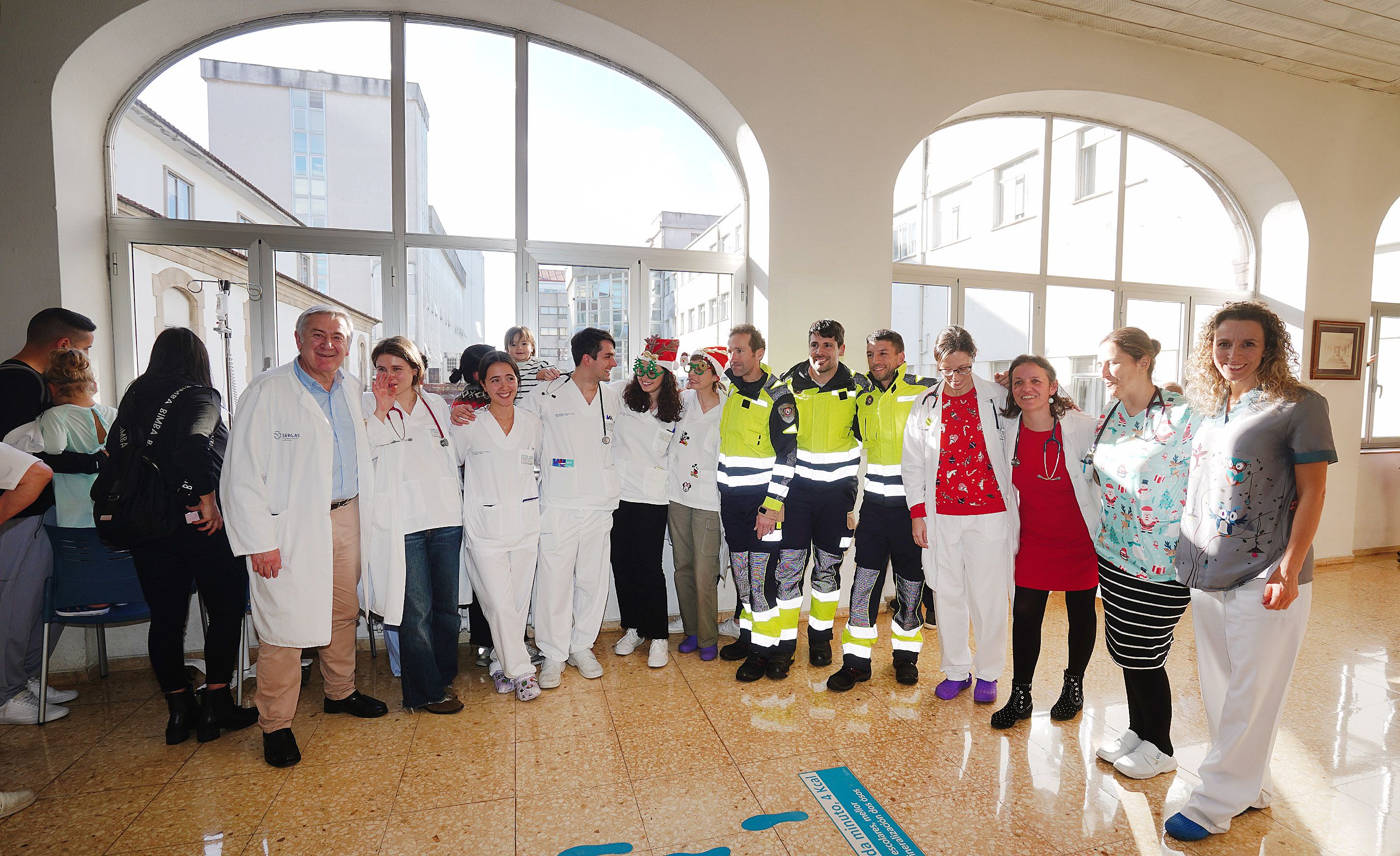 Os Bombeiros de Pontevedra visitan os nenos ingresados no Hospital Provincial