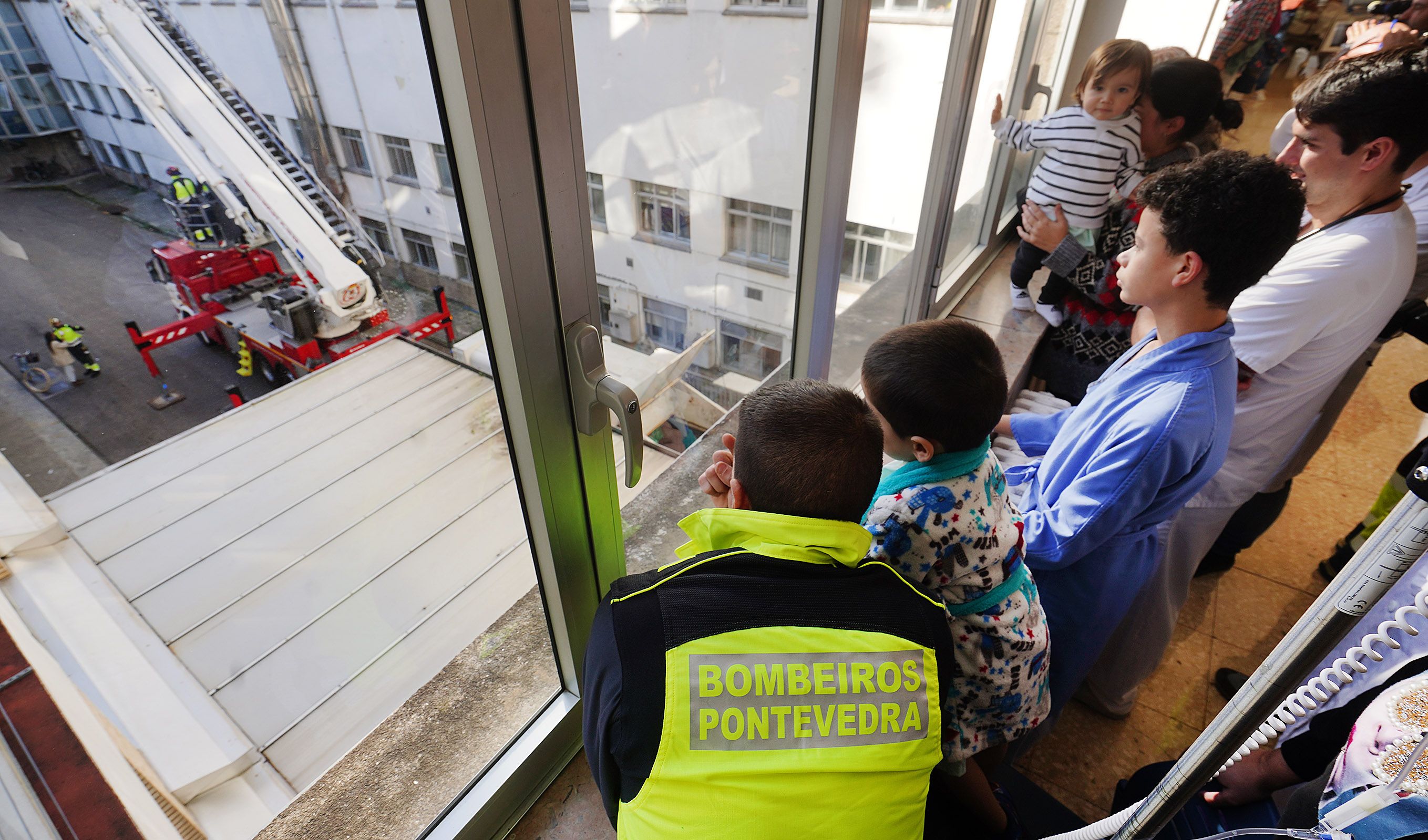 Os Bombeiros de Pontevedra visitan os nenos ingresados no Hospital Provincial