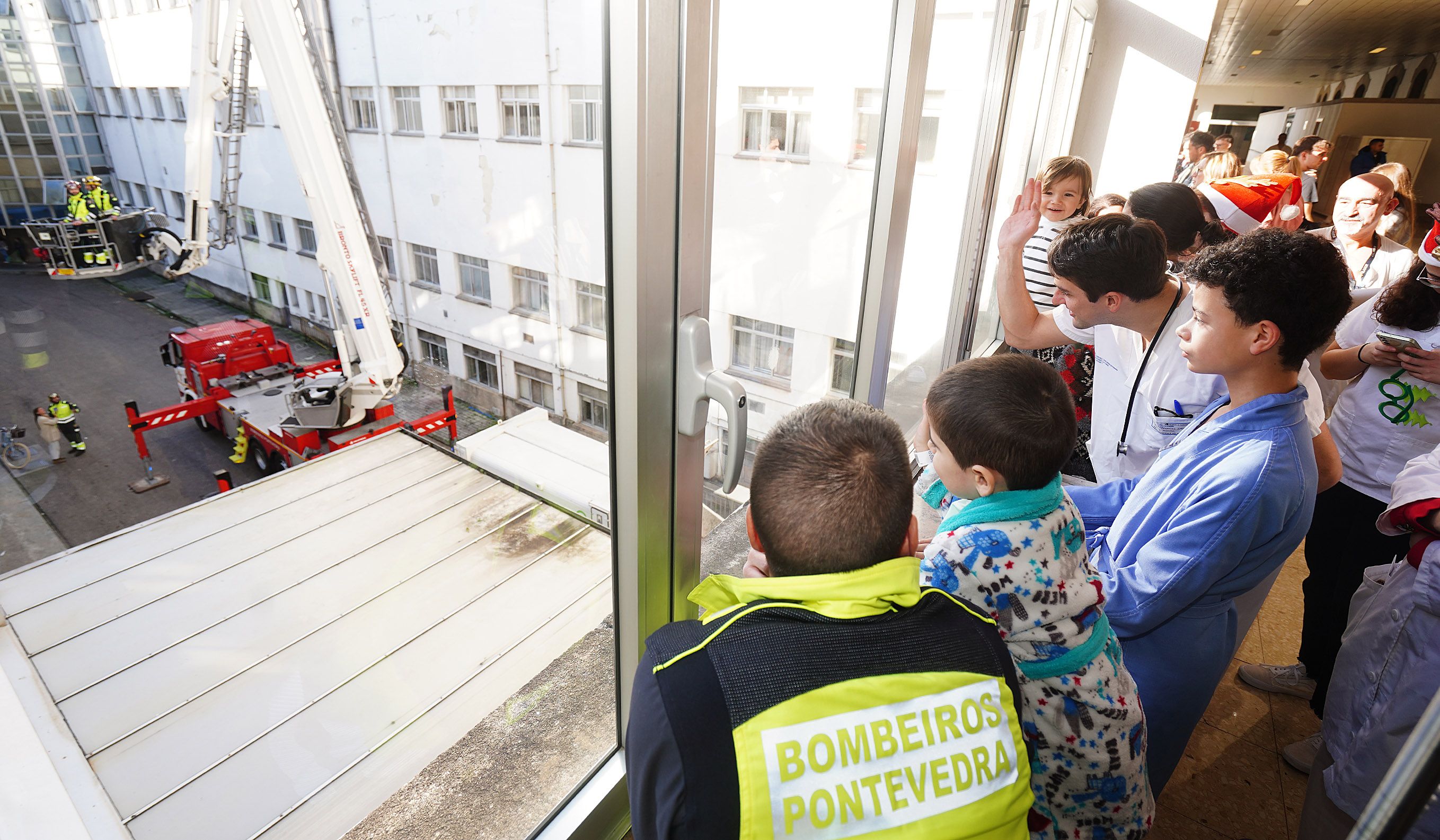 Os Bombeiros de Pontevedra visitan os nenos ingresados no Hospital Provincial