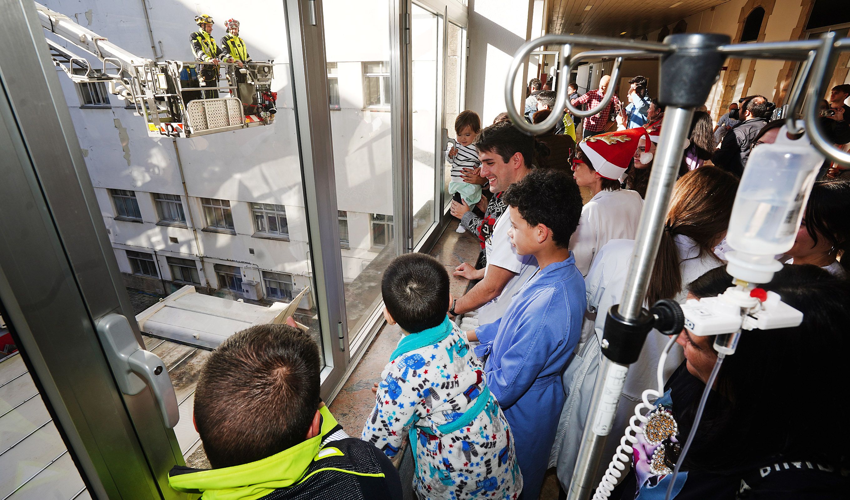 Os Bombeiros de Pontevedra visitan os nenos ingresados no Hospital Provincial