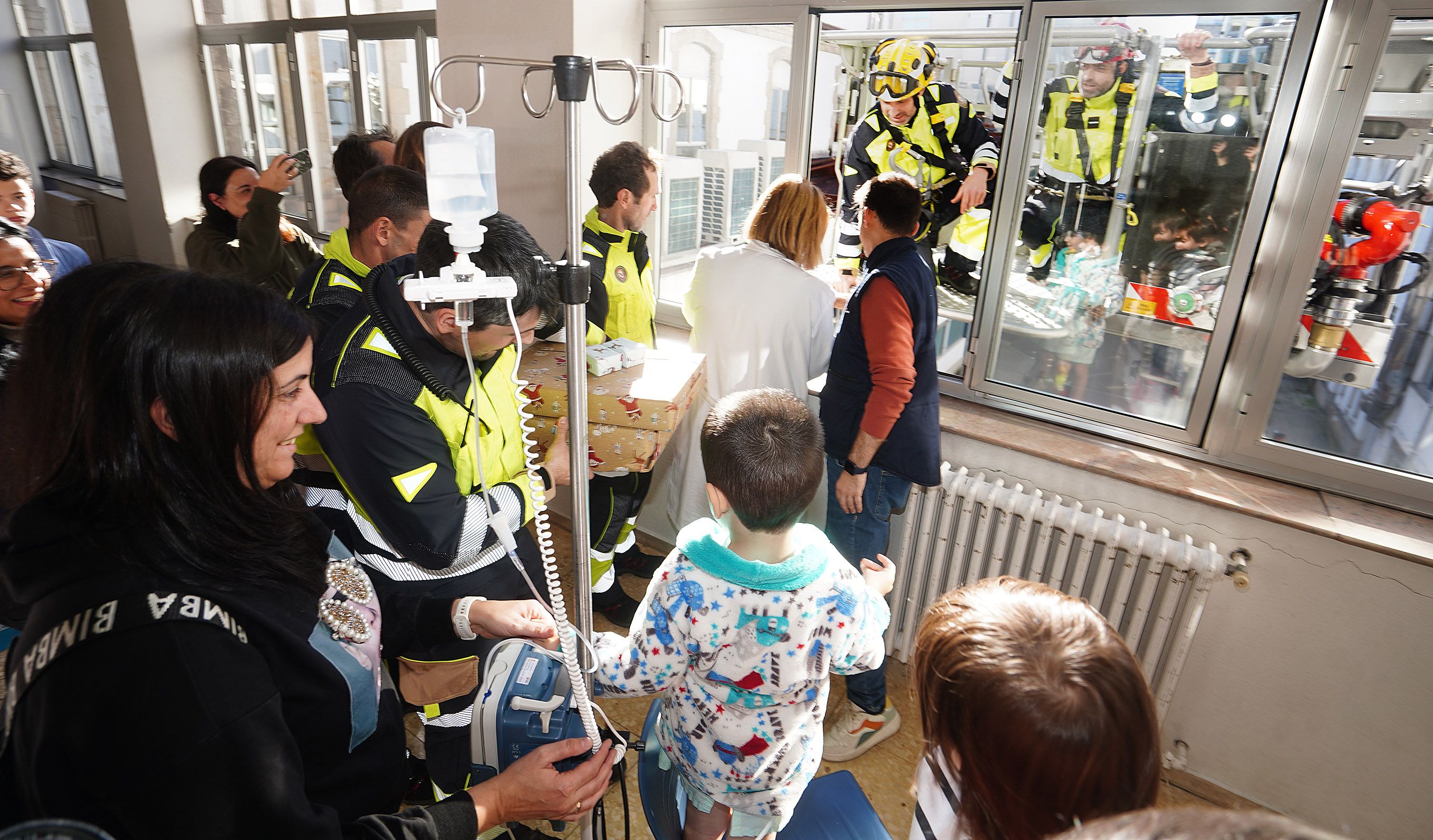 Os Bombeiros de Pontevedra visitan os nenos ingresados no Hospital Provincial