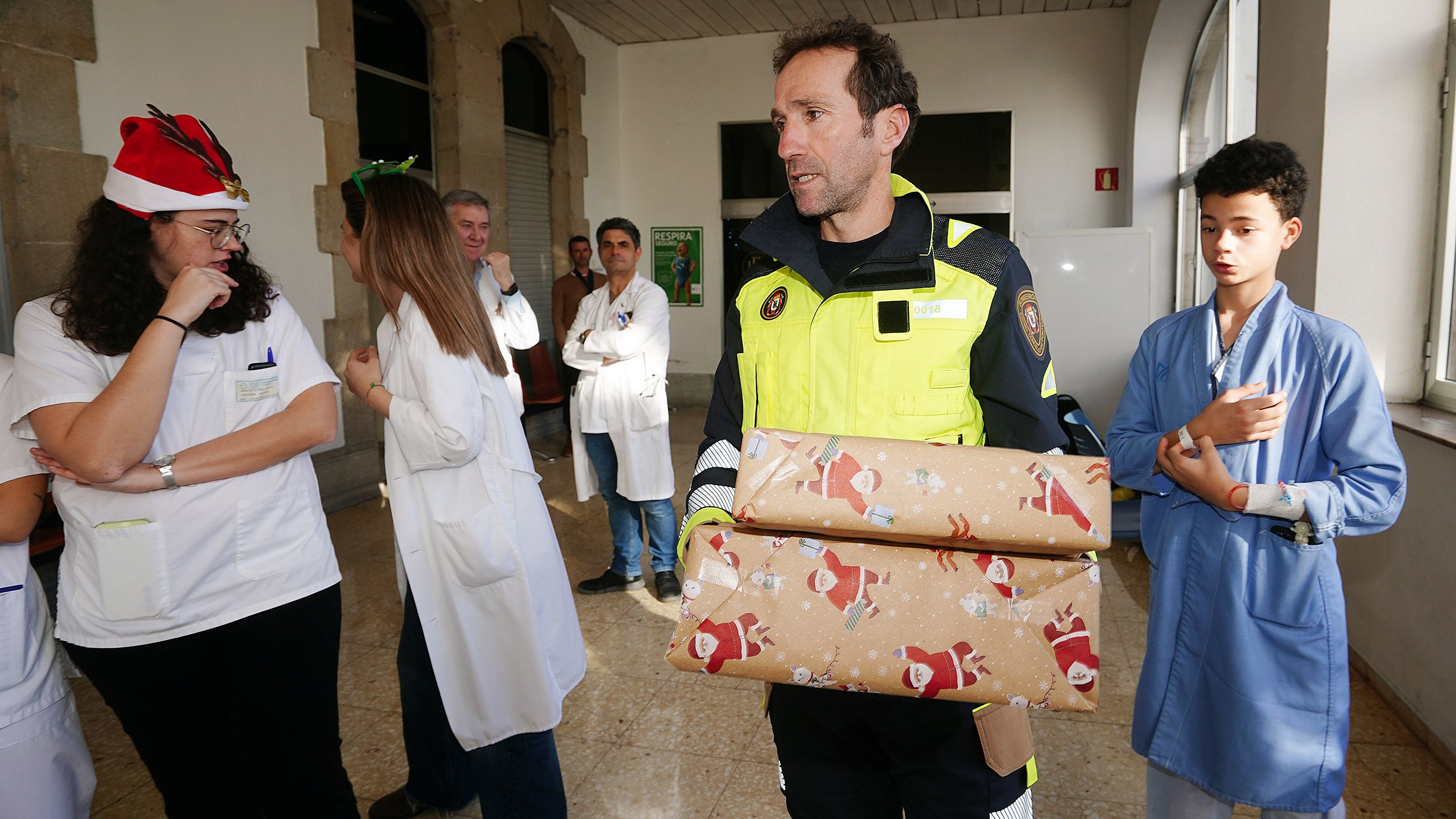 Os Bombeiros de Pontevedra visitan os nenos ingresados no Hospital Provincial