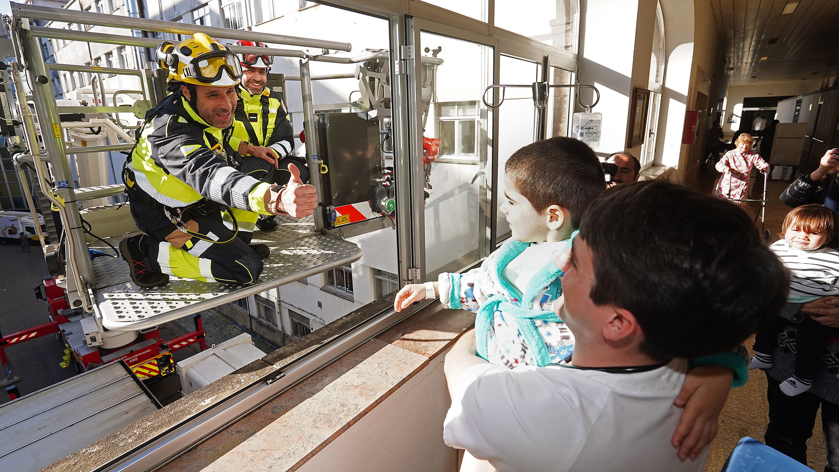 Os Bombeiros de Pontevedra visitan os nenos ingresados no Hospital Provincial