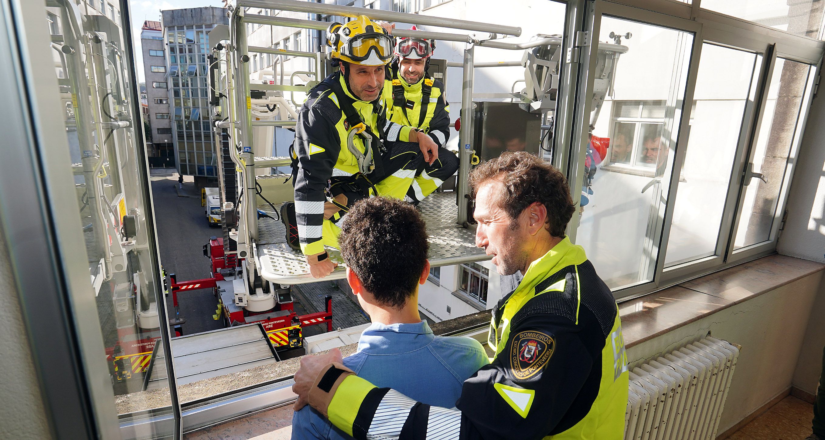 Os Bombeiros de Pontevedra visitan os nenos ingresados no Hospital Provincial